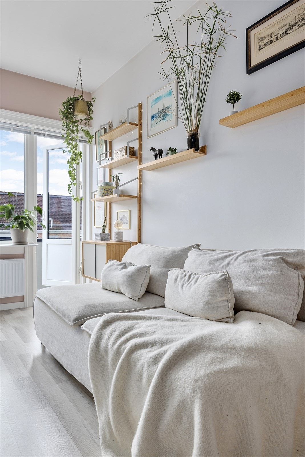 Stuen er smakfullt innredet med nøytrale farger som gjør det enkelt å tilpasse etter egen stil. Galleribilde