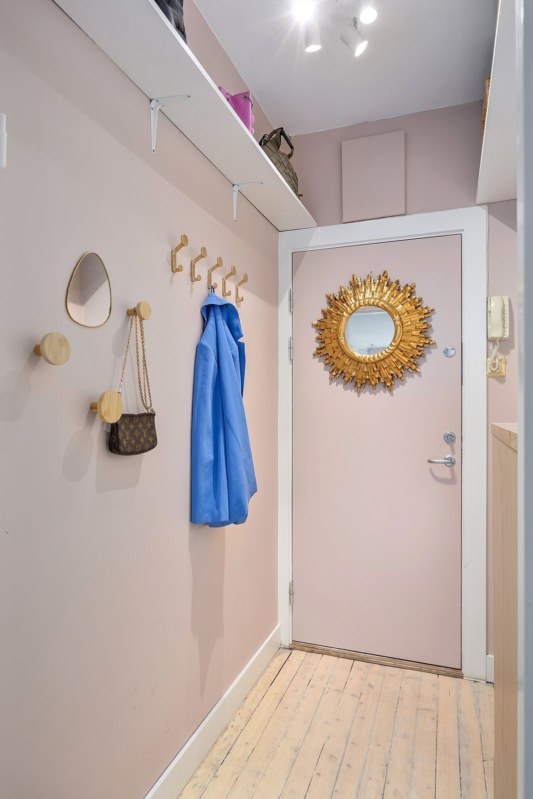 Elegant entré med originale tregulv som ønsker deg velkommen. Dekorative detaljer og god oppbevaringsplass. Galleribilde