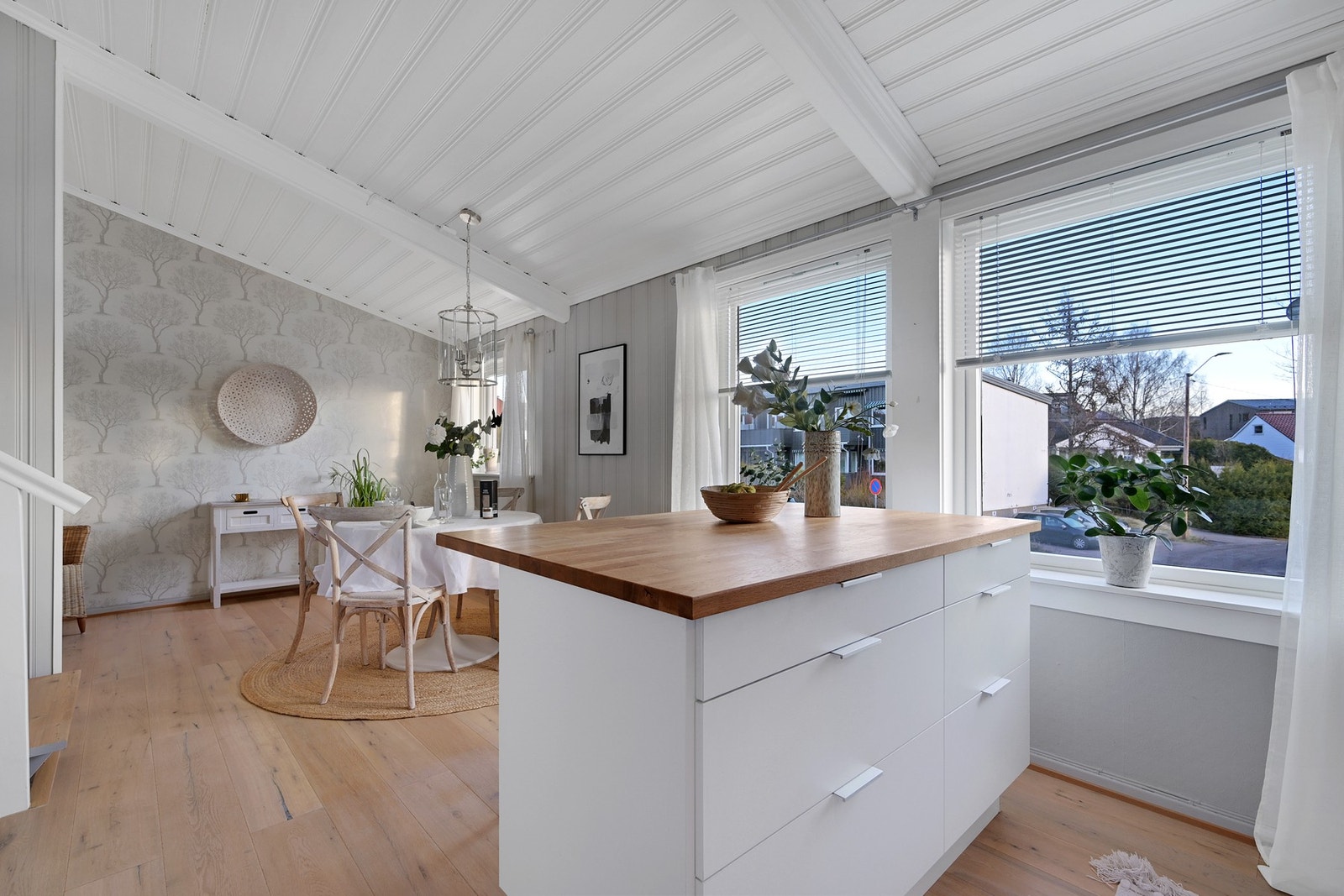 Kjøkken med spiseplass. Galleribilde