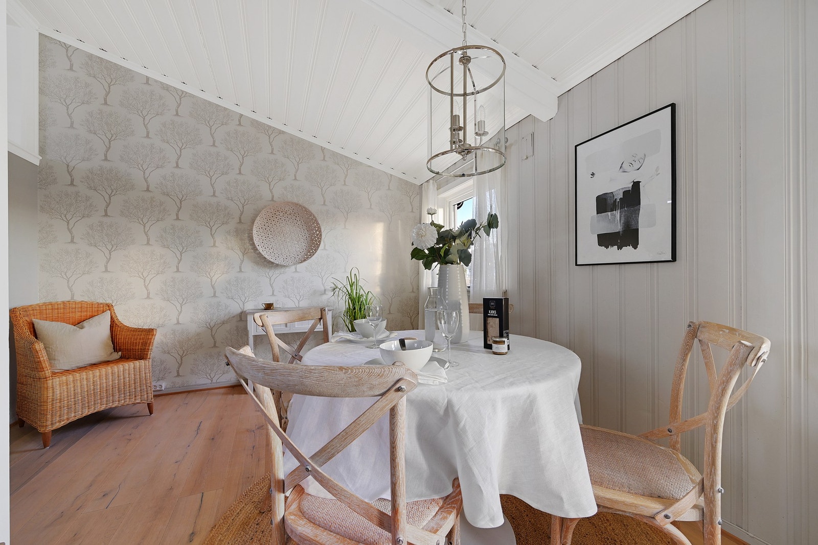 Spiseplass kjøkken. Her er det mulighet for å sette opp en vegg for et 3. soverom. Galleribilde