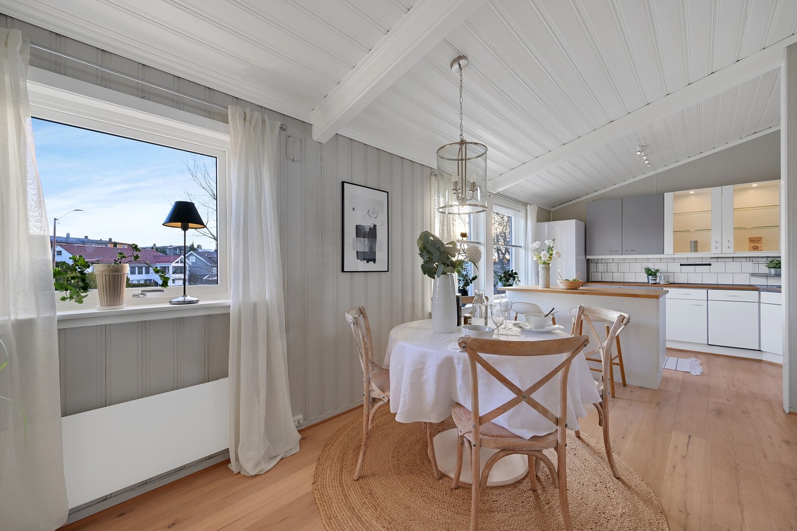 Romslig kjøkken med spiseplass. Galleribilde