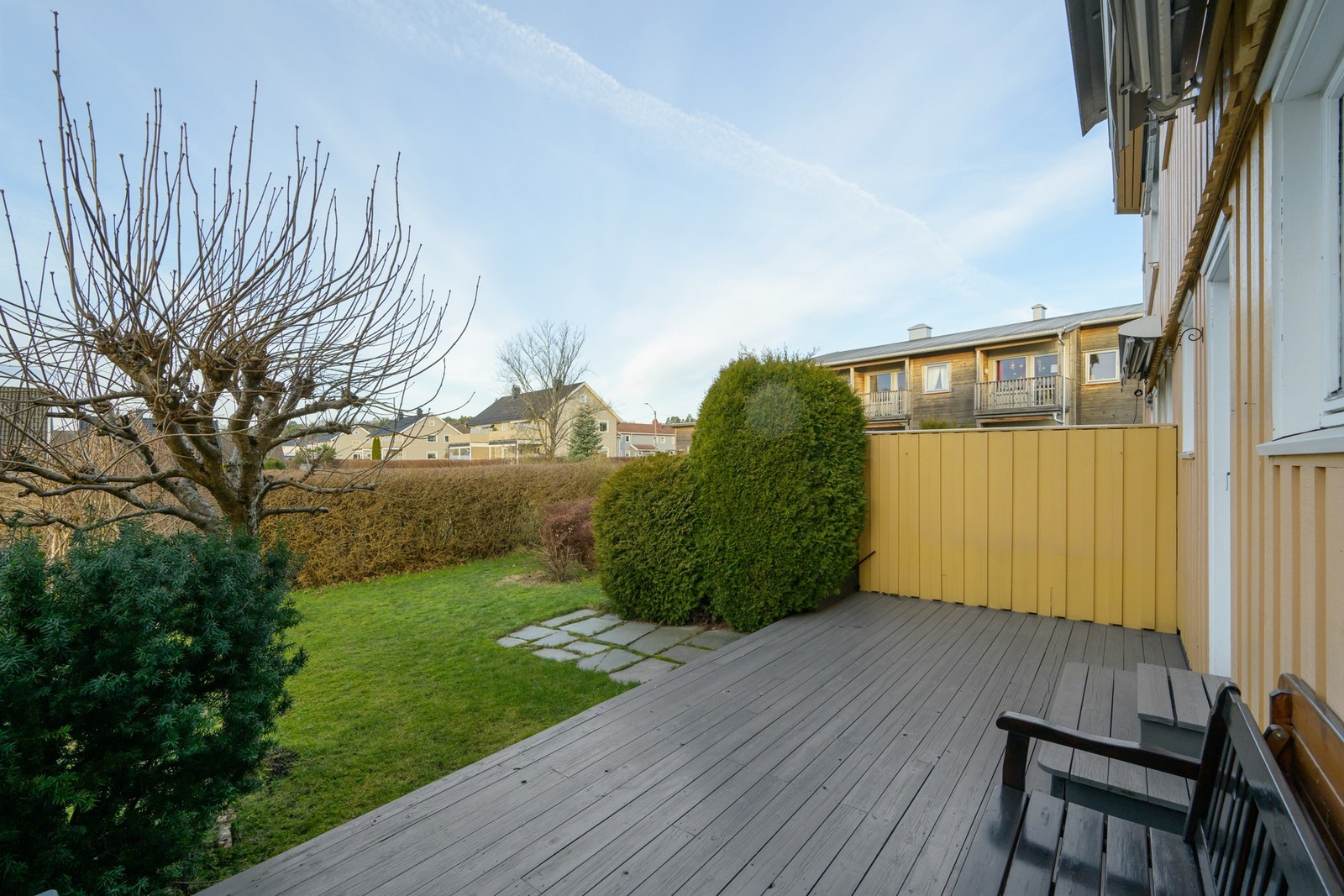 Terrasse og liten hage del. Galleribilde