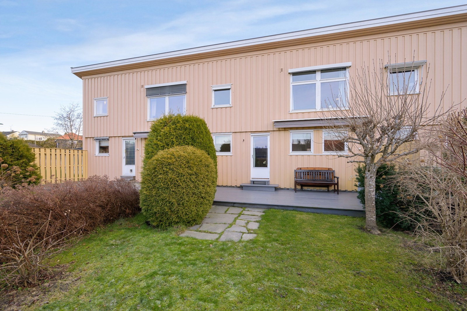 Terrasse og liten hage. Galleribilde