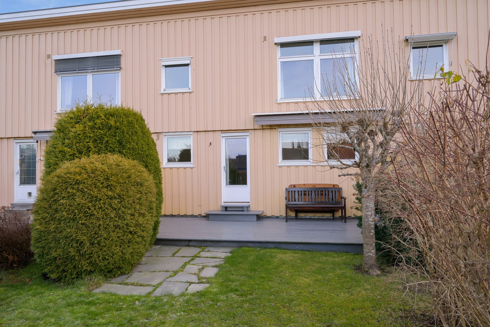 Terrasse og liten hage del. Galleribilde