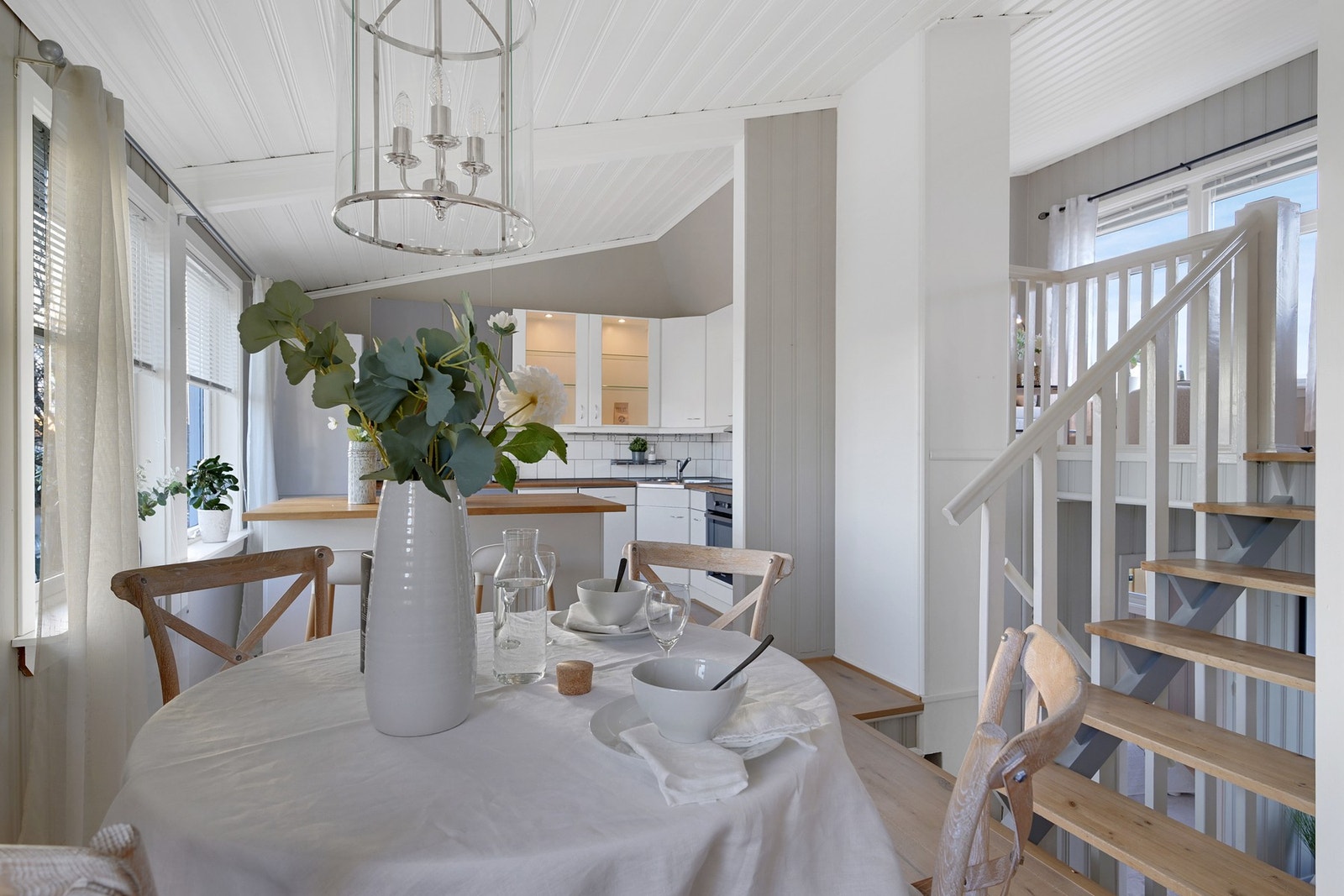 Romslig kjøkken med spiseplass. Galleribilde