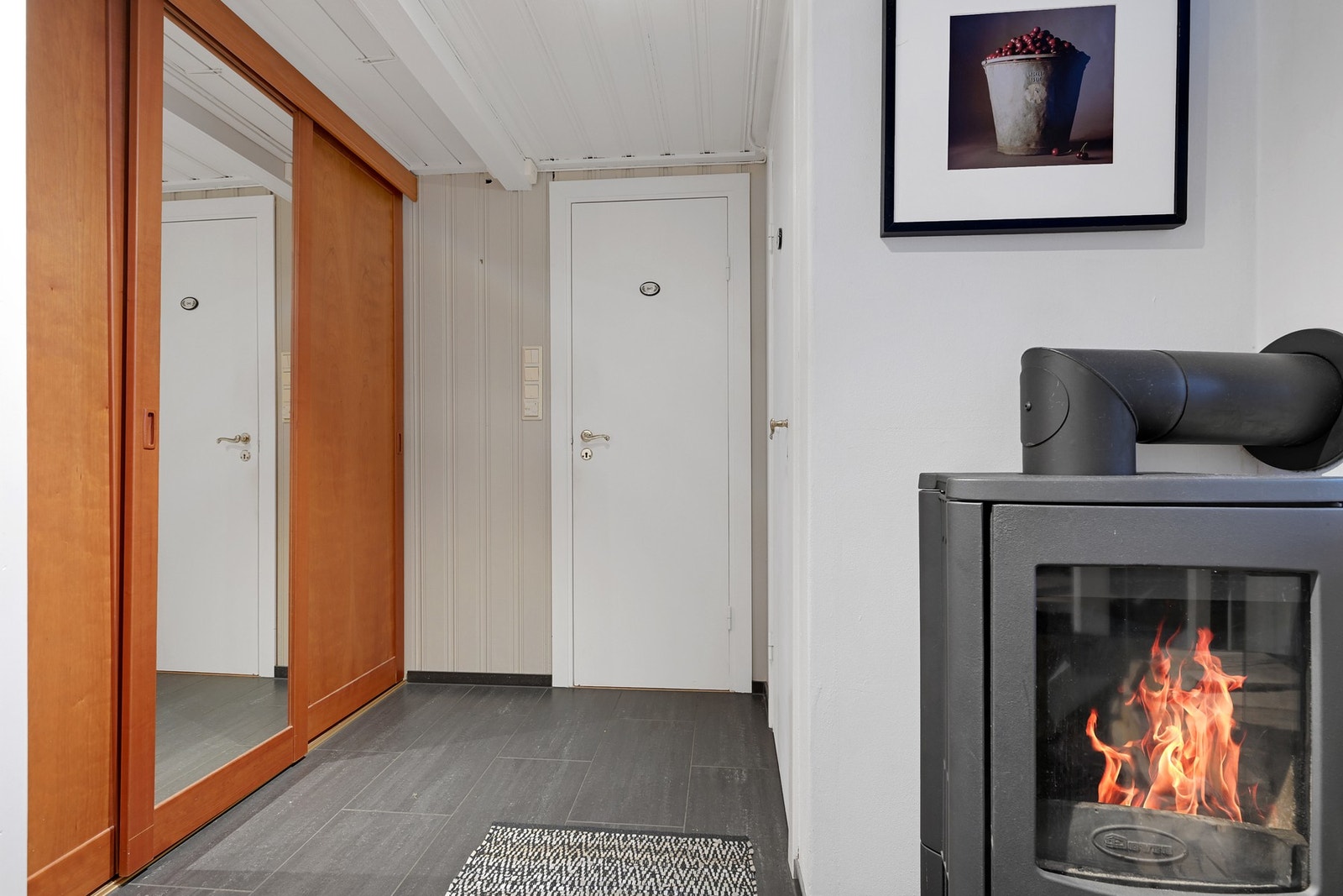 Gang med skyvedørsgarderobe og peis ovn. Galleribilde