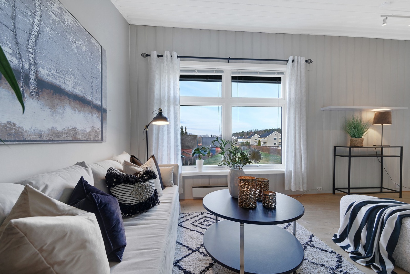 Hyggelig stue med fint utsyn mot vest. Galleribilde