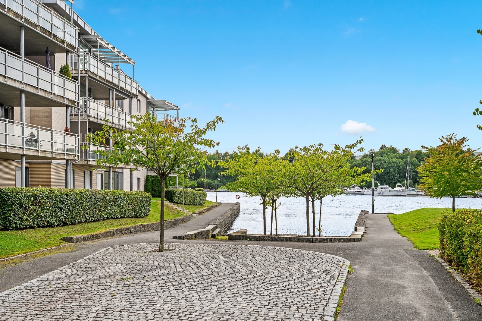 Borgestadholmen ligger idyllisk til ved elva, og her bor du tett på bryggeanlegg med tilhørende båtplass, badestrand og fine turmuligheter langs vannet. Galleribilde