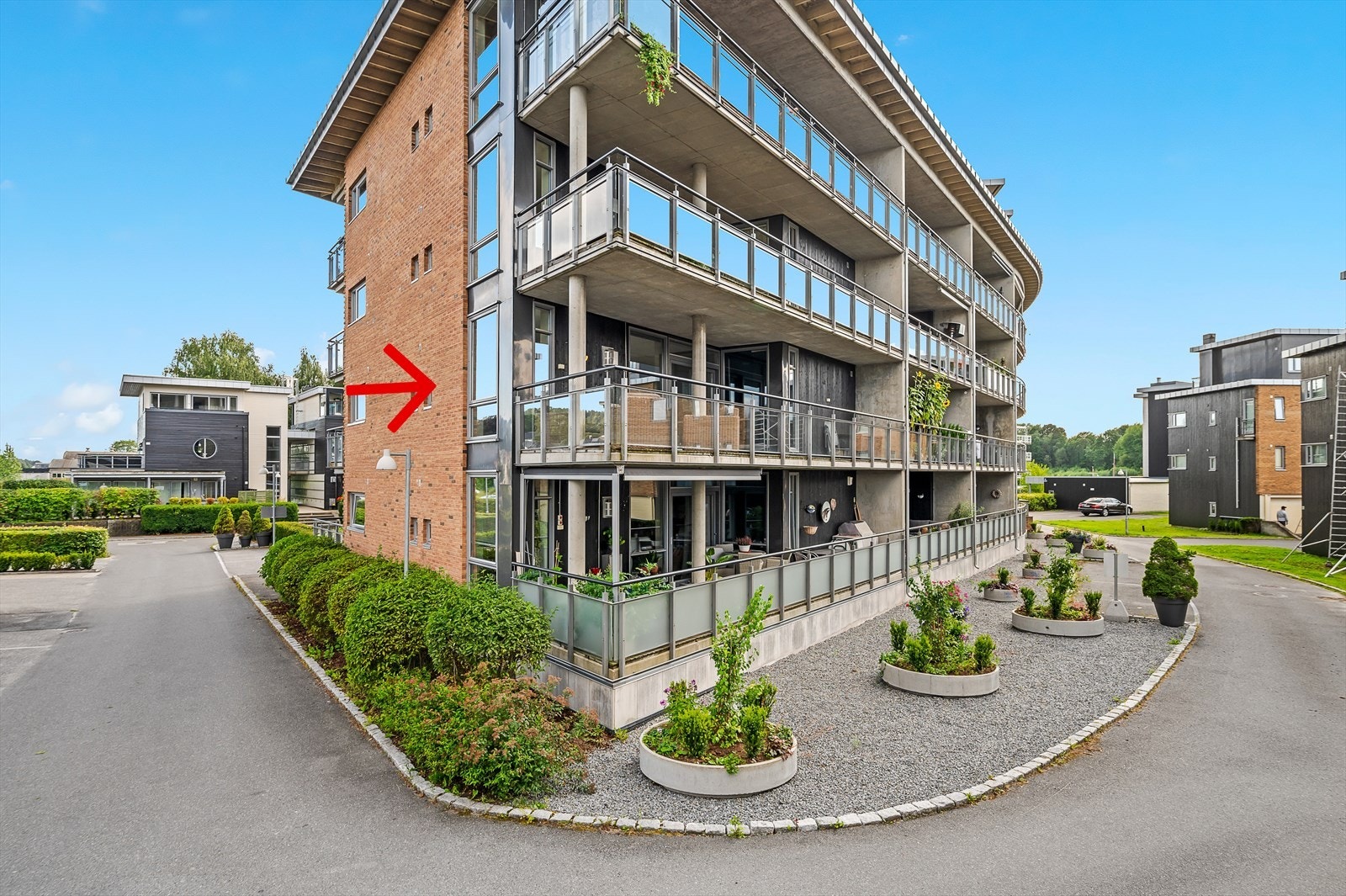 Leiligheten ligger vestvendt, og har flott utsikt mot elva og ettermiddagssol. Galleribilde