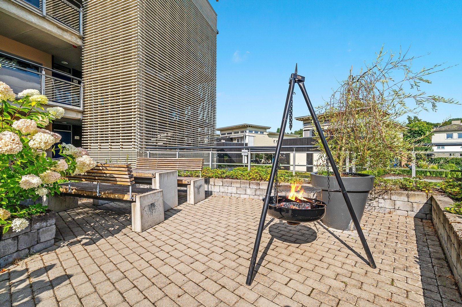 Fellesarealene er ryddige og pent opparbeidet felles sittegrupper med mulighet for grill/bålpanne. Galleribilde