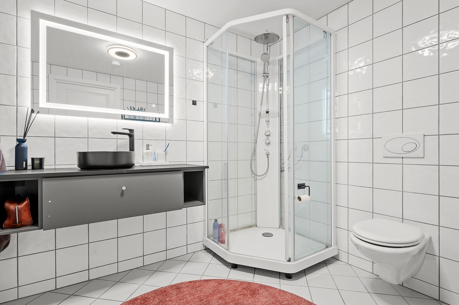 Badet er tidløst og funksjonelt, flislagt med varmekabler i gulvet for ekstra komfort. Galleribilde