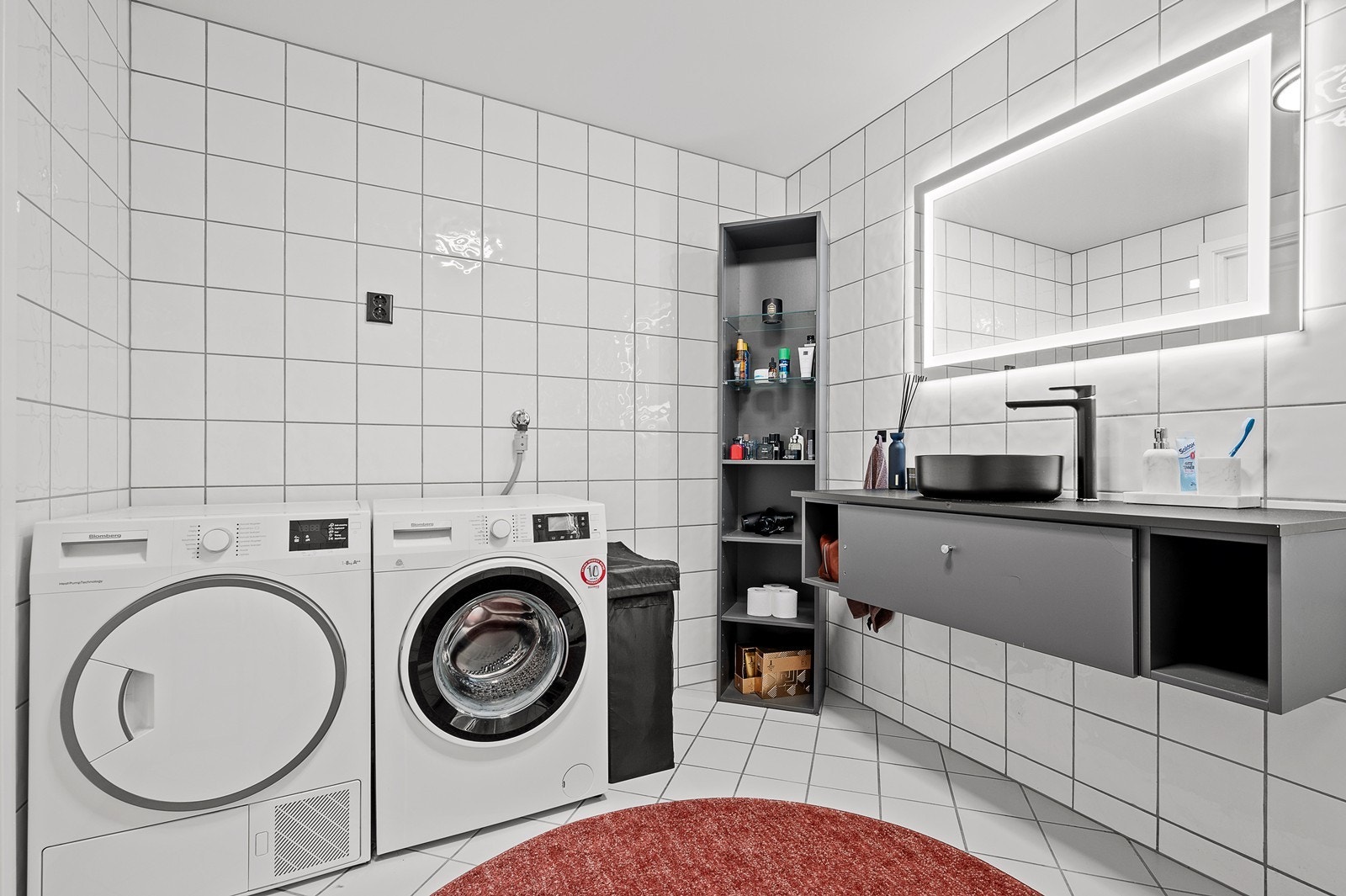Det er opplegg for vaskemaskin og plass til tørketrommel på badet. Galleribilde