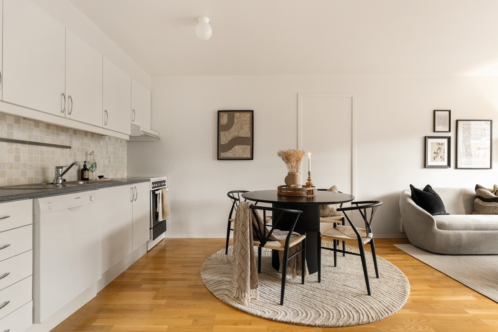 Entréen fordeler seg videre inn til leilighetens bad, soverom, samt stue- og kjøkkenløsning. Galleribilde