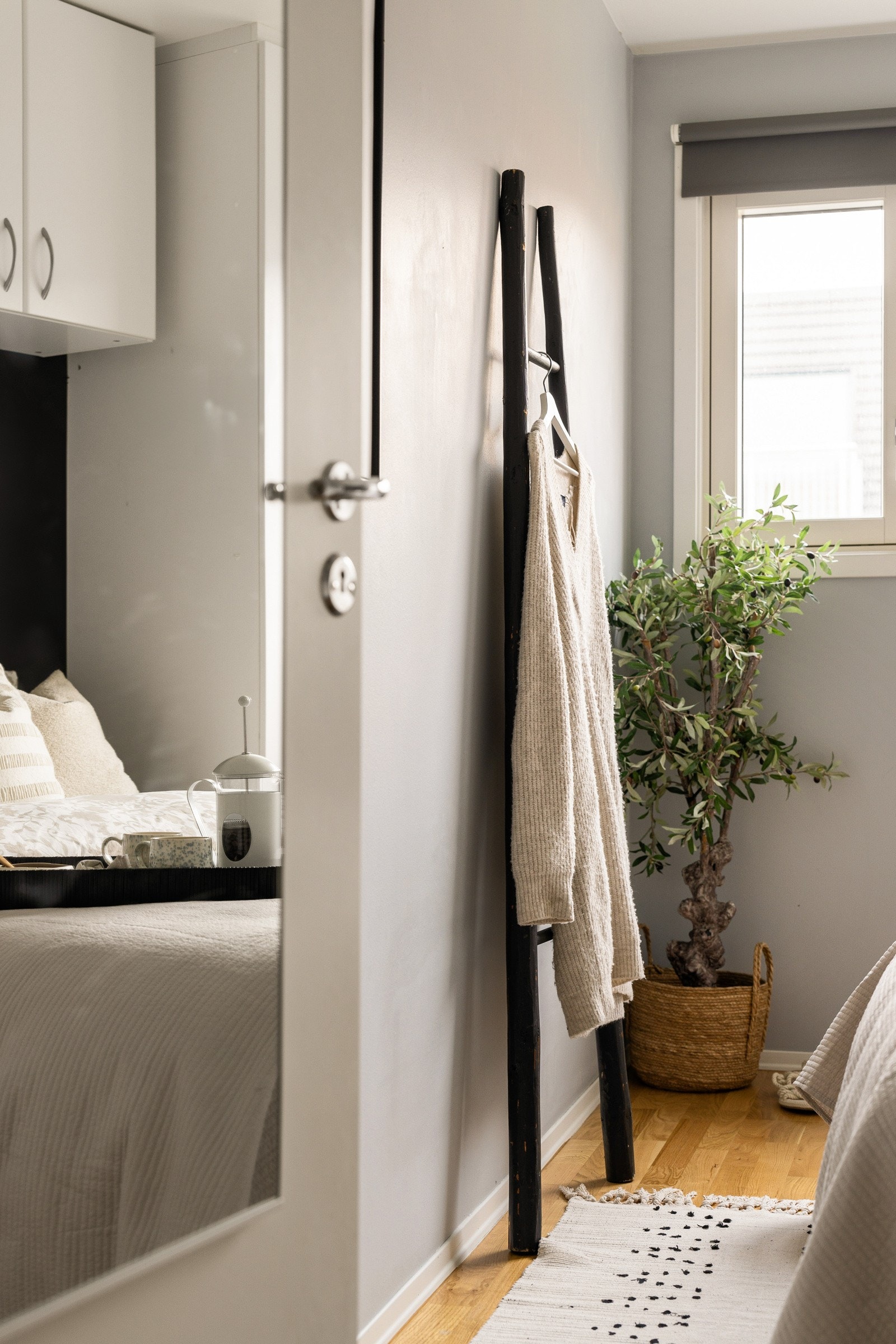 Rommet oppleves romslig og det er god plass til stor seng og tilhørende soveromsmøøblement. Galleribilde