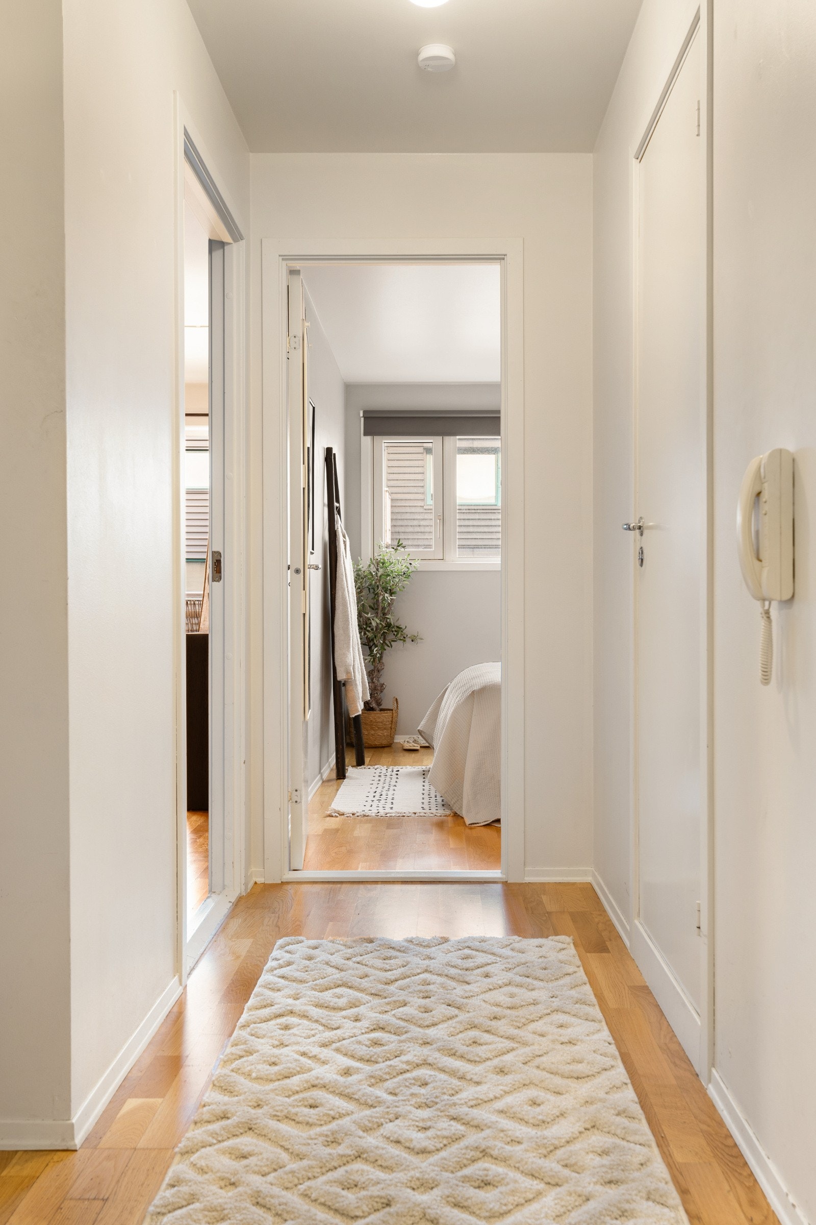 Forbi inngangsdøren venter en lys og trivelig entré med god plass til oppheng og skohyller. Galleribilde