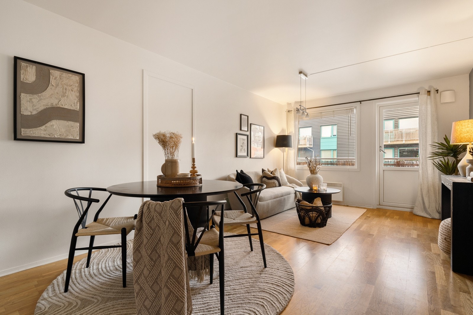 Stuen og kjøkkenet ligger i åpen løsning og har et samlet areal på 21 m². Galleribilde