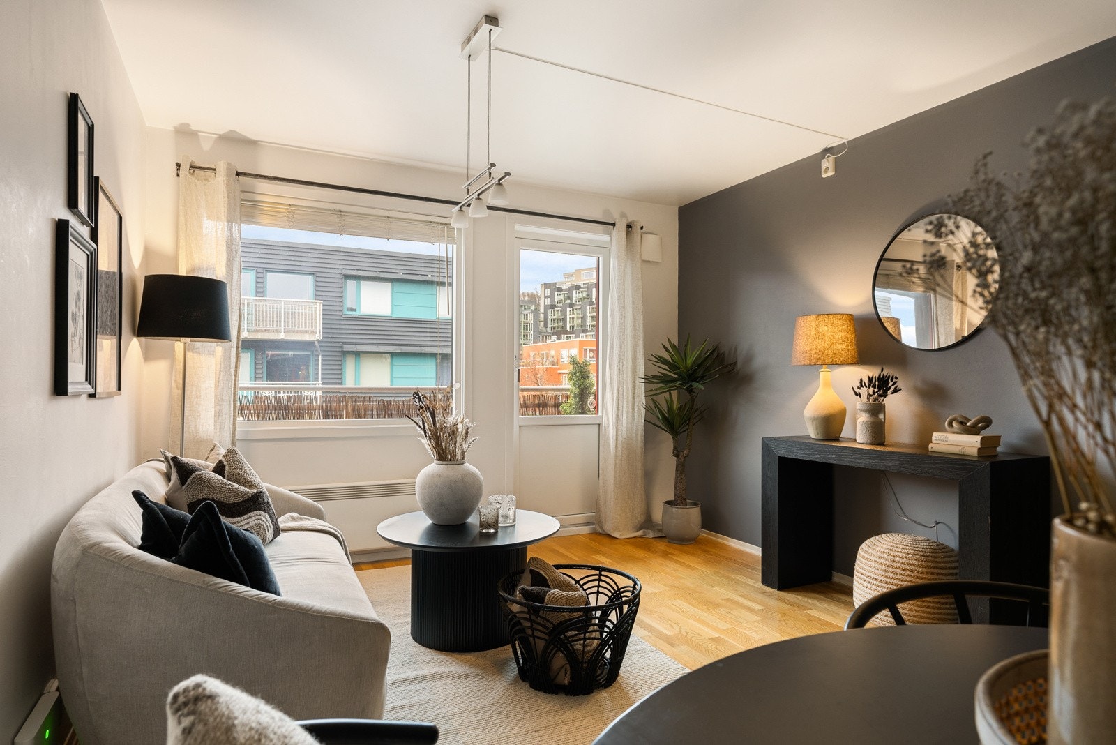 Planløsningen gjør at man med enkelhet kan innrede med sofagruppe, mediemøblement og spisebord. Galleribilde