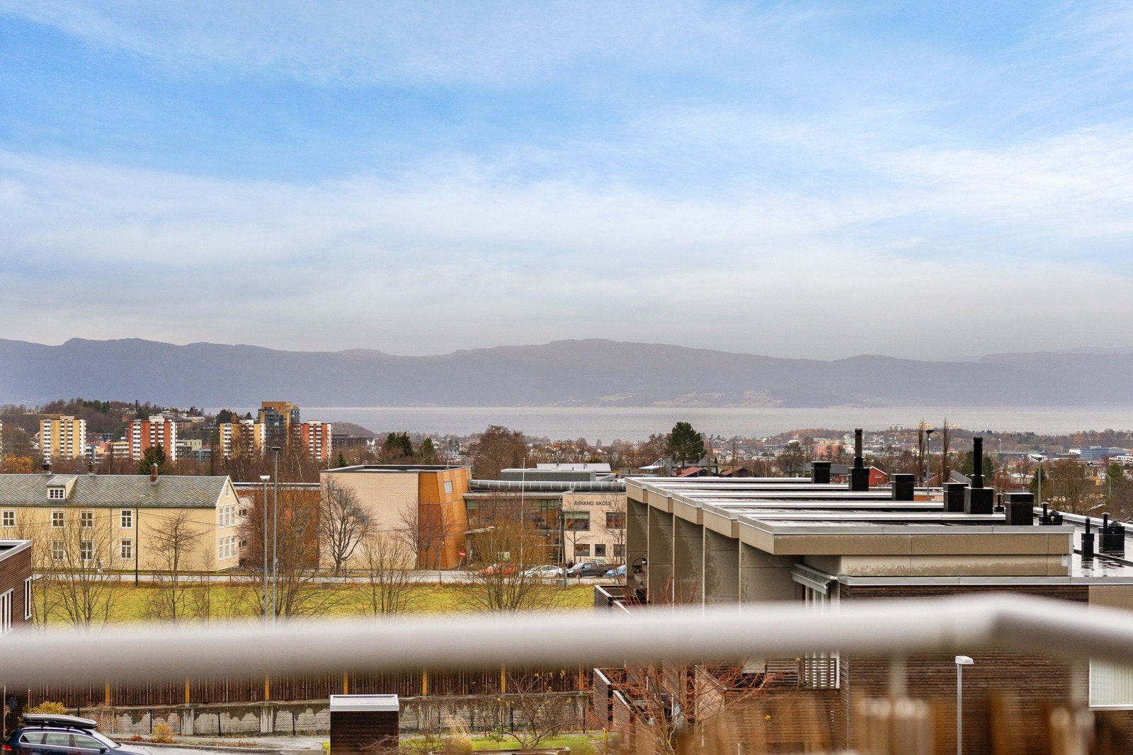 Her kan man nyte morgensolen, og flott utsikt over nabolaget og mot fjorden. Galleribilde