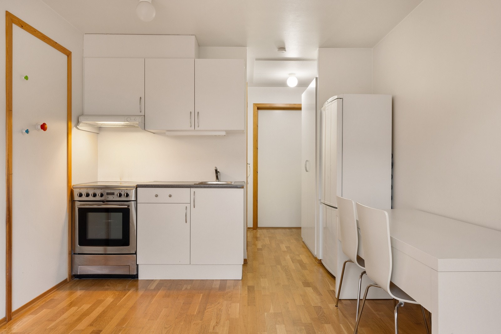 Utleiedelen har egen inngang og består av et gangareal, praktisk baderom, samt stue- og kjøkken på 13 m². Galleribilde