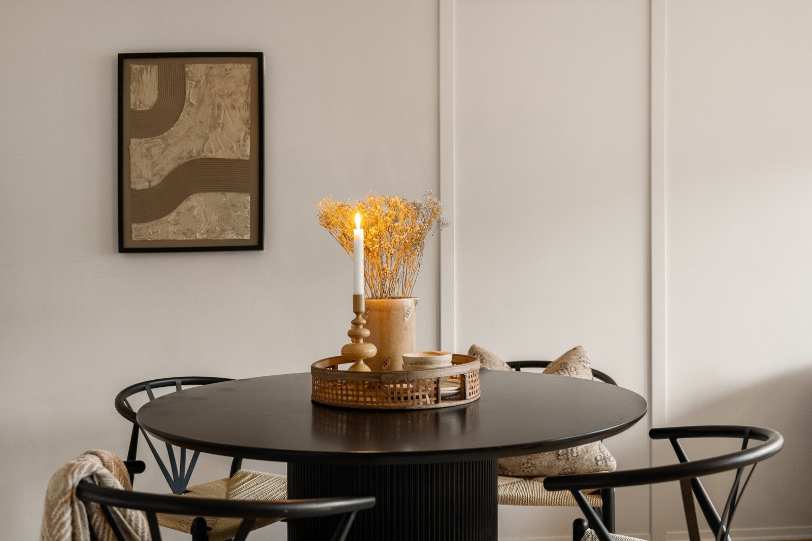 I overgangen mellom stuen og kjøkkenet har man god plass til et hyggelig spisebord. Galleribilde