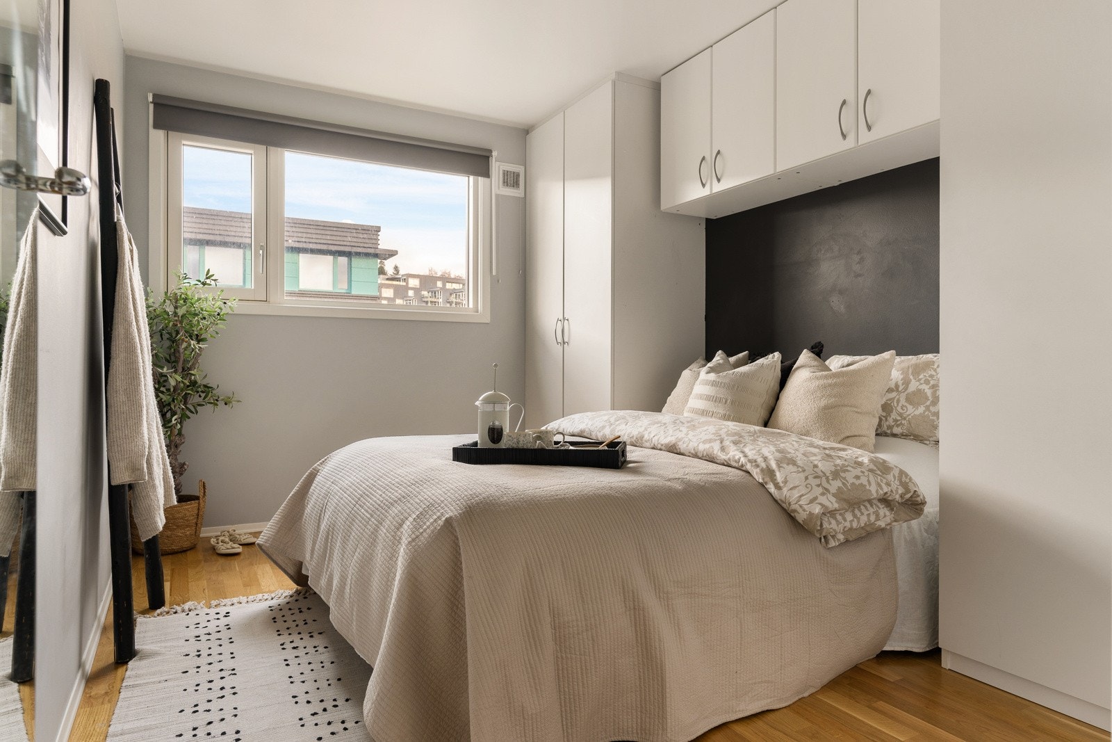 Soverommet måler 10,5 m² og har rikelig med oppbevaringsplass i medfølgende garderobeløsning. Galleribilde