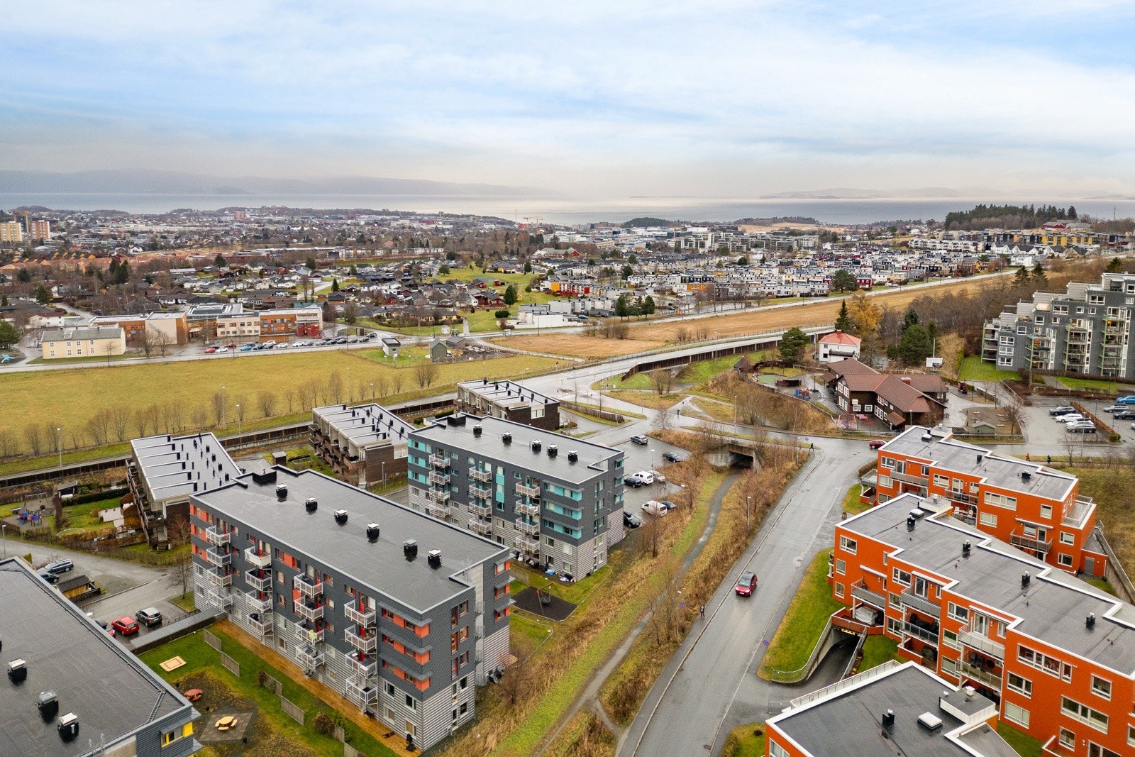 Leiligheten er en del av Borettslaget Nedre Bergheim og ligger i byggets fjerde etasje. Galleribilde