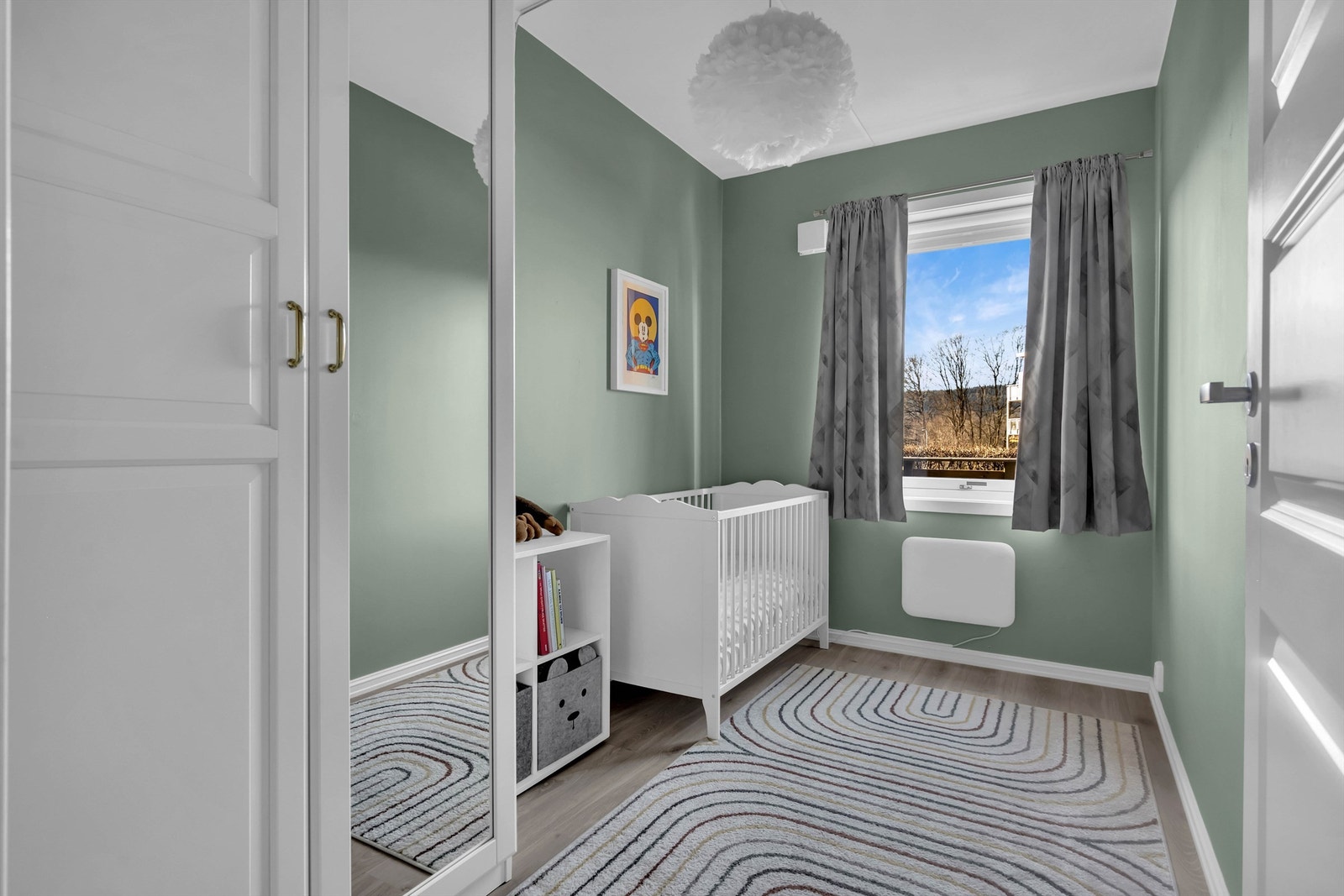 Soverom 2 og 3 passer ypperlig som barnerom med god plass til seng, skrivebord og bokhyller. Galleribilde