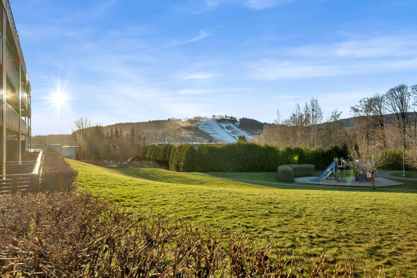 Her er det utsyn over sameiets velstelte fellesområde. Galleribilde