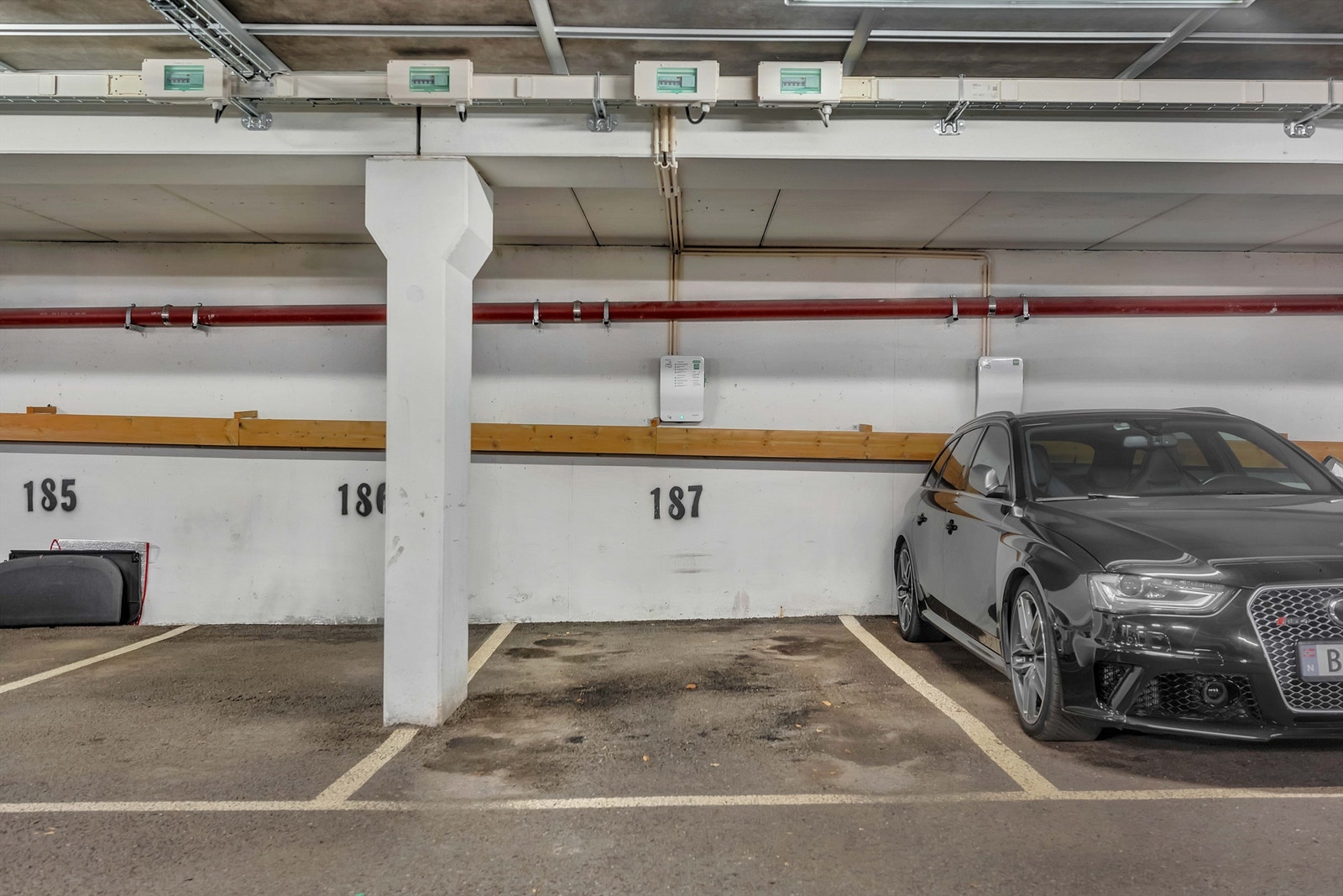 Heis i bygget som kan tas ned til felles garasjekjeller der leiligheten disponerer en biloppstillingsplass m. el-bil lader. Galleribilde