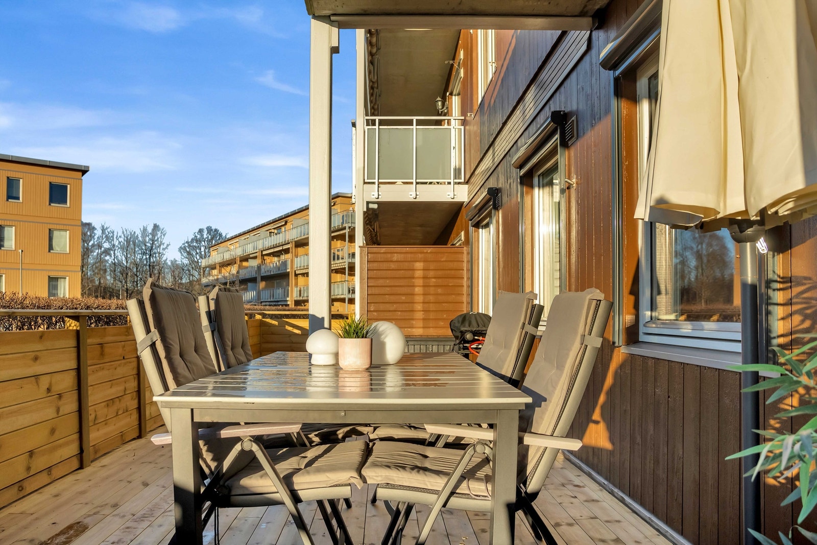 Balkongen er yndet som et ekstrarom på varme og solfylte sommerdager. Galleribilde