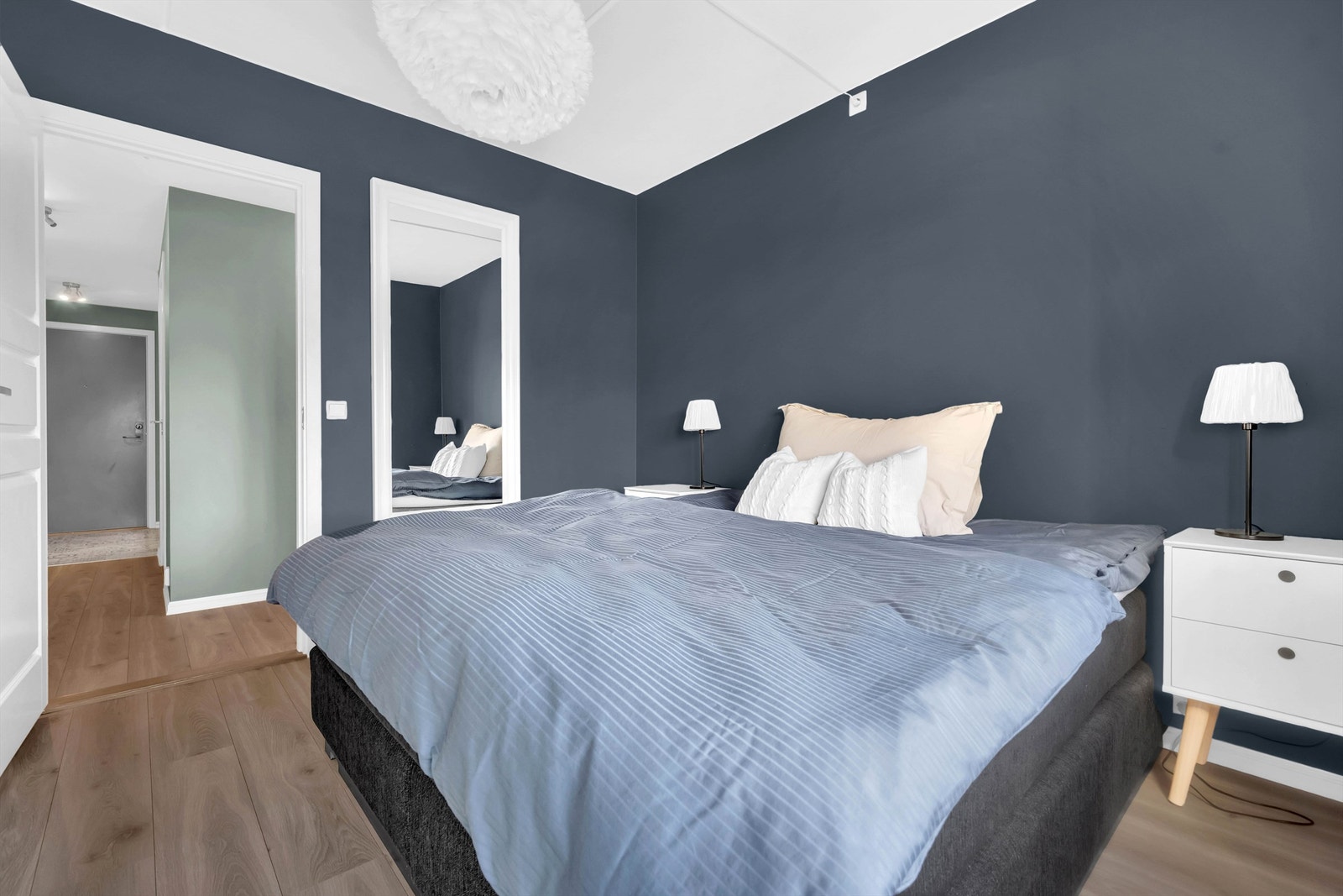 Hovedsoverommet kan innredes med dobbeltseng og nattbord på hver side av sengen. Galleribilde