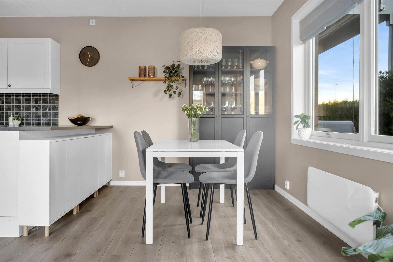 Store vindusflater som gir mye naturlig lys inn i rommet. Galleribilde