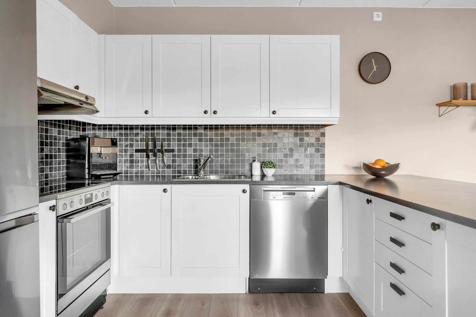 Frittstående kjøl/fryseskap, oppvaskmaskin og komfyr. Ventilator med mekanisk avtrekk. Galleribilde