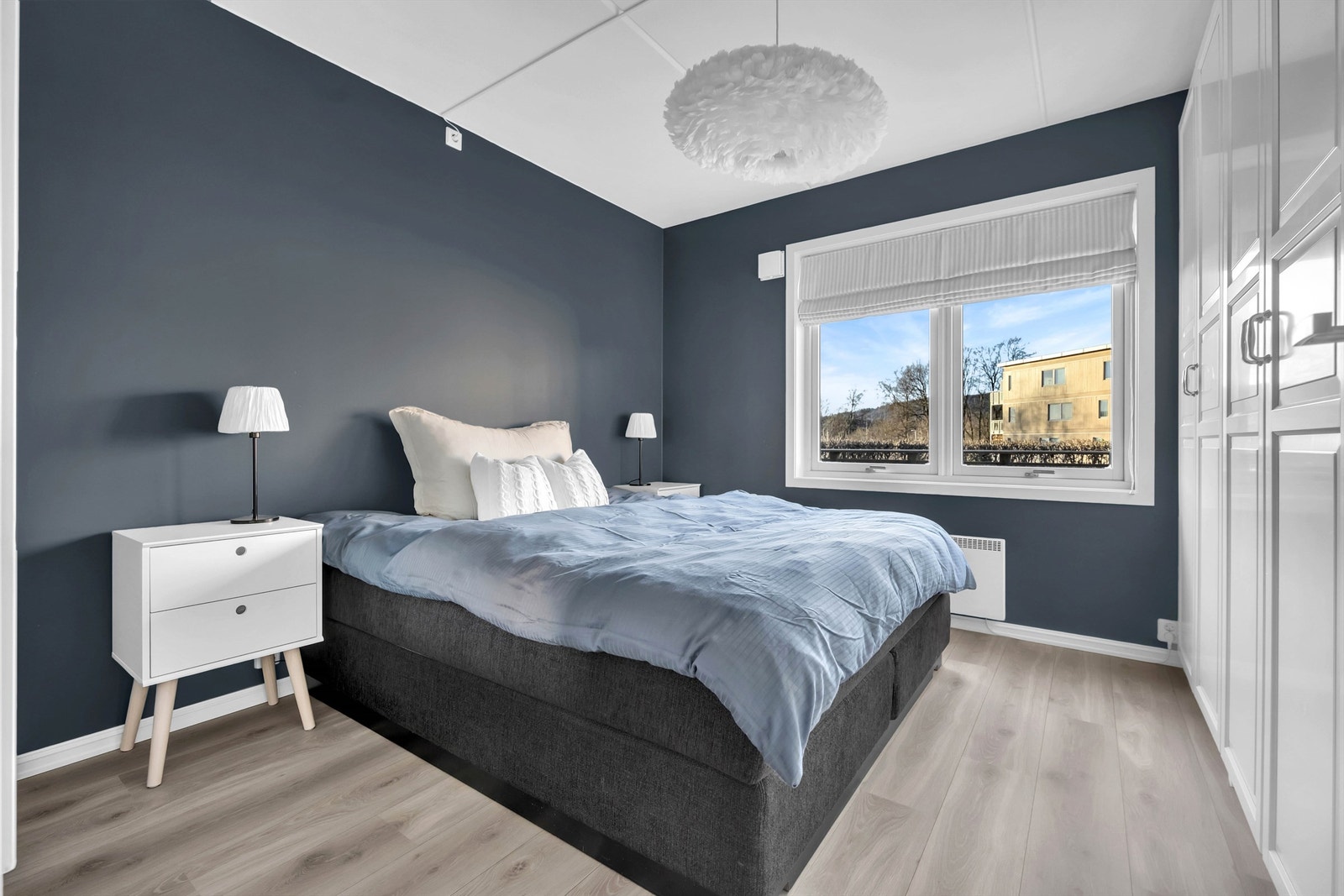 Romslig hovedsoverom møblert med garderobeskap. Galleribilde