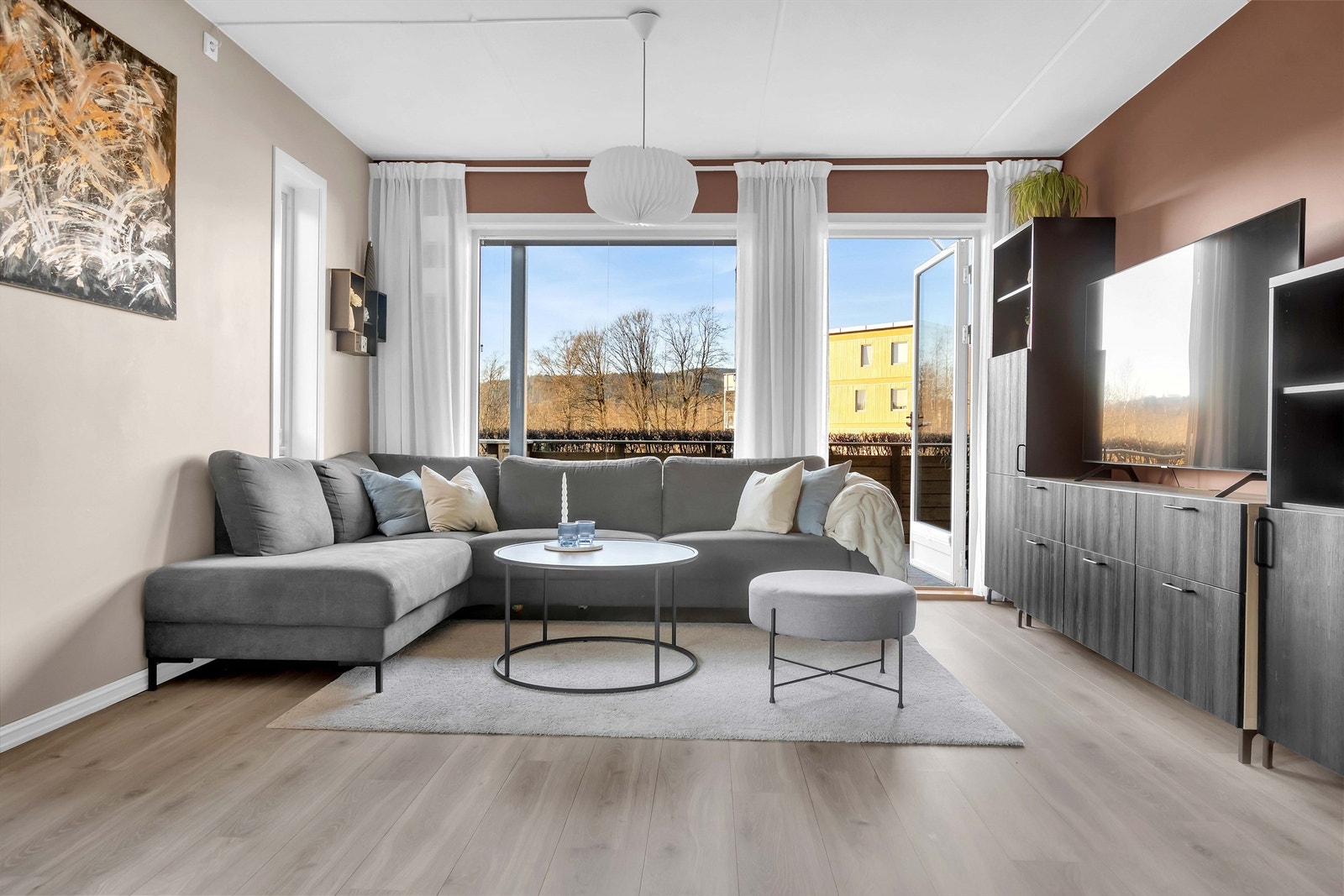 Meget innbydende og romslig stue som har godt med naturlig lysinnslipp. Rommet kan innredes med spisebord, hjørnesofa, Tv-møbler, diverse belysning etc. Galleribilde