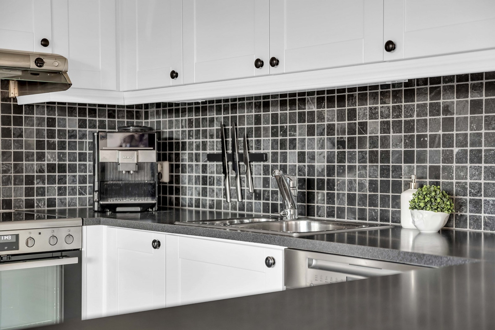 Benkeplate i laminat/finert spon, nedfelt kum i stål og ettgreps blandebatteri. Galleribilde