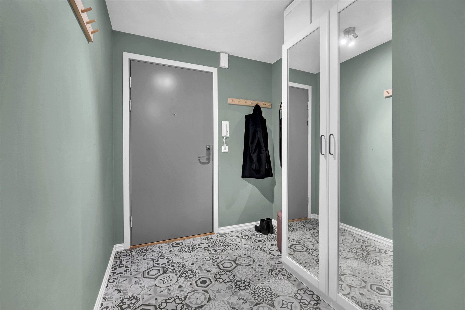 Entré belagt med laminat og gulvfliser. For ytterjakker og sko kan det innredes med vegghengt knagger og hyller samt skohyller. Det vil også være plass til en kommode. Galleribilde