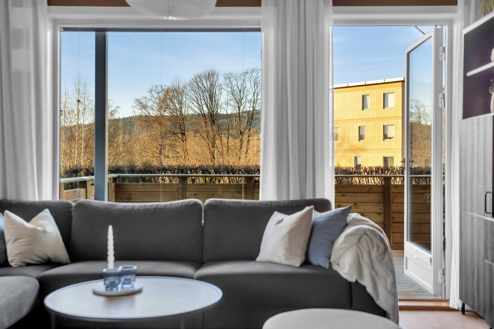 Fra stuen er det utgang til vestvendt markterrasse på ca. 37 m2. Galleribilde