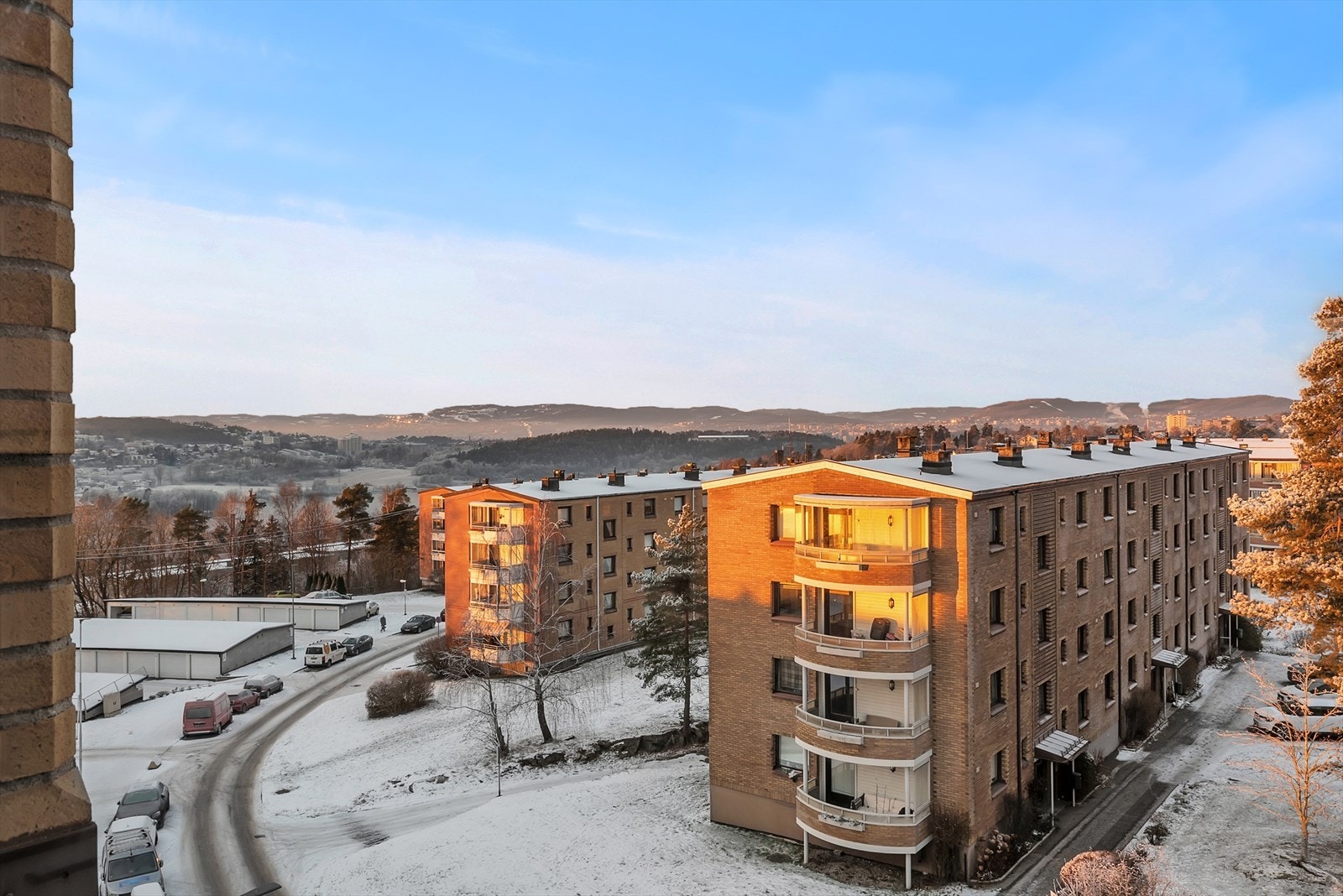Utsikt fra kjøkkenet mot Østensjøvannet, Nordmarka og Grefsenkollen. Galleribilde