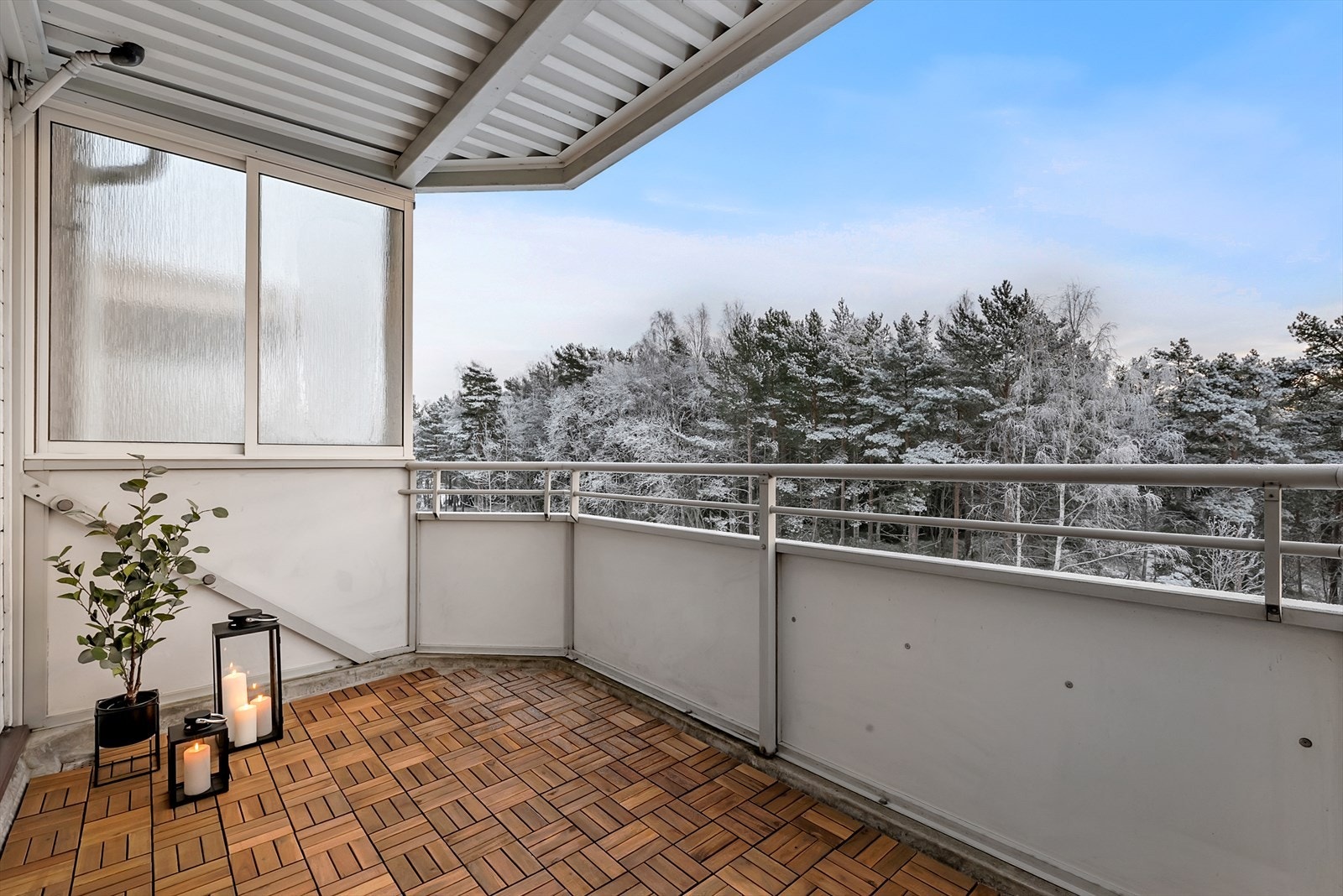 Fra stue er det utgang til en meget hyggelig sydvendt balkong på 7m² med tremmegulv, belysning, strømuttak og pent utsyn mot friområde/skogen. Galleribilde