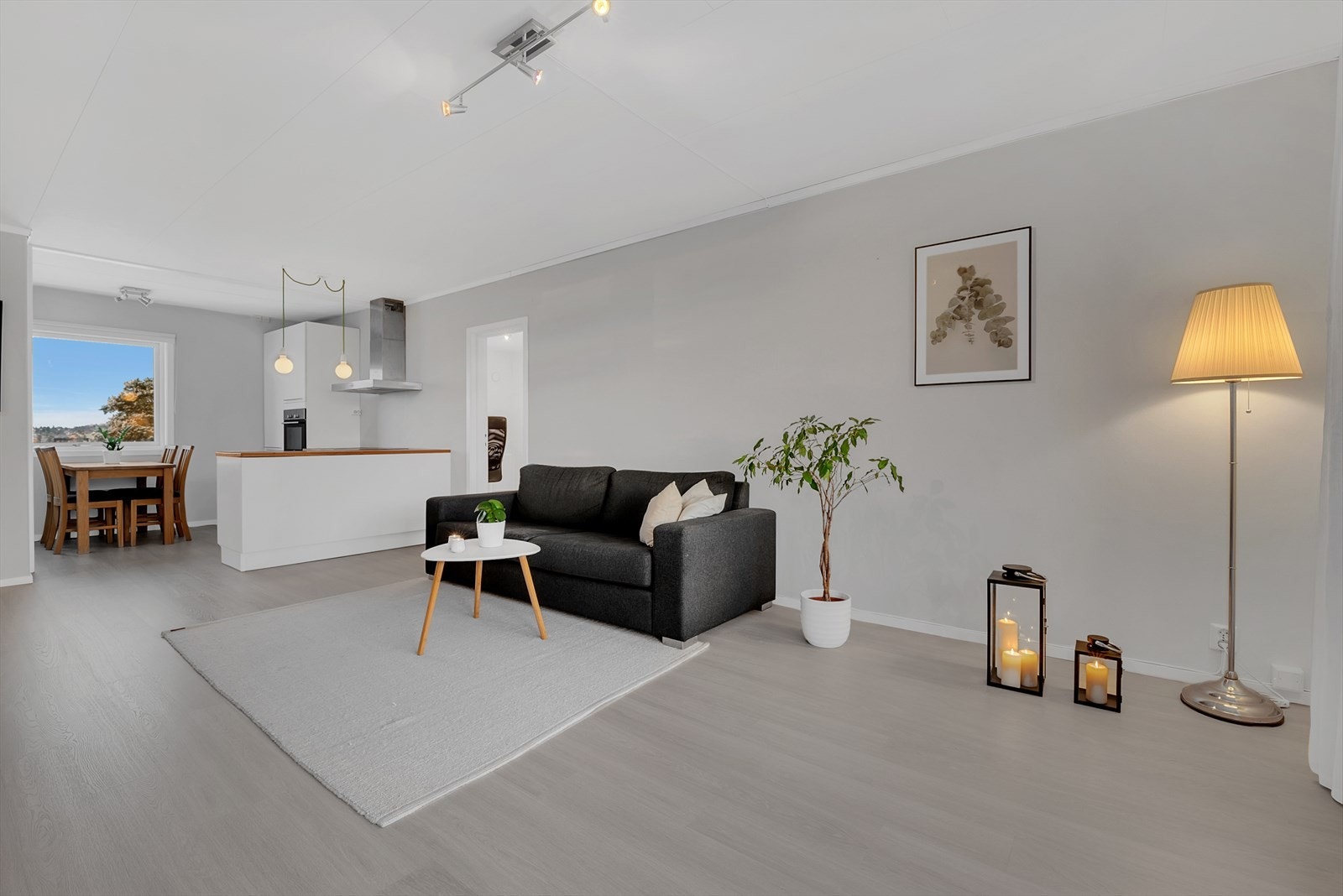 EiendomsMegler 1 Bøler har gleden av å presentere Bølerskrenten 41! En lys og pen 3-roms andelsleilighet i toppetasjen! Galleribilde