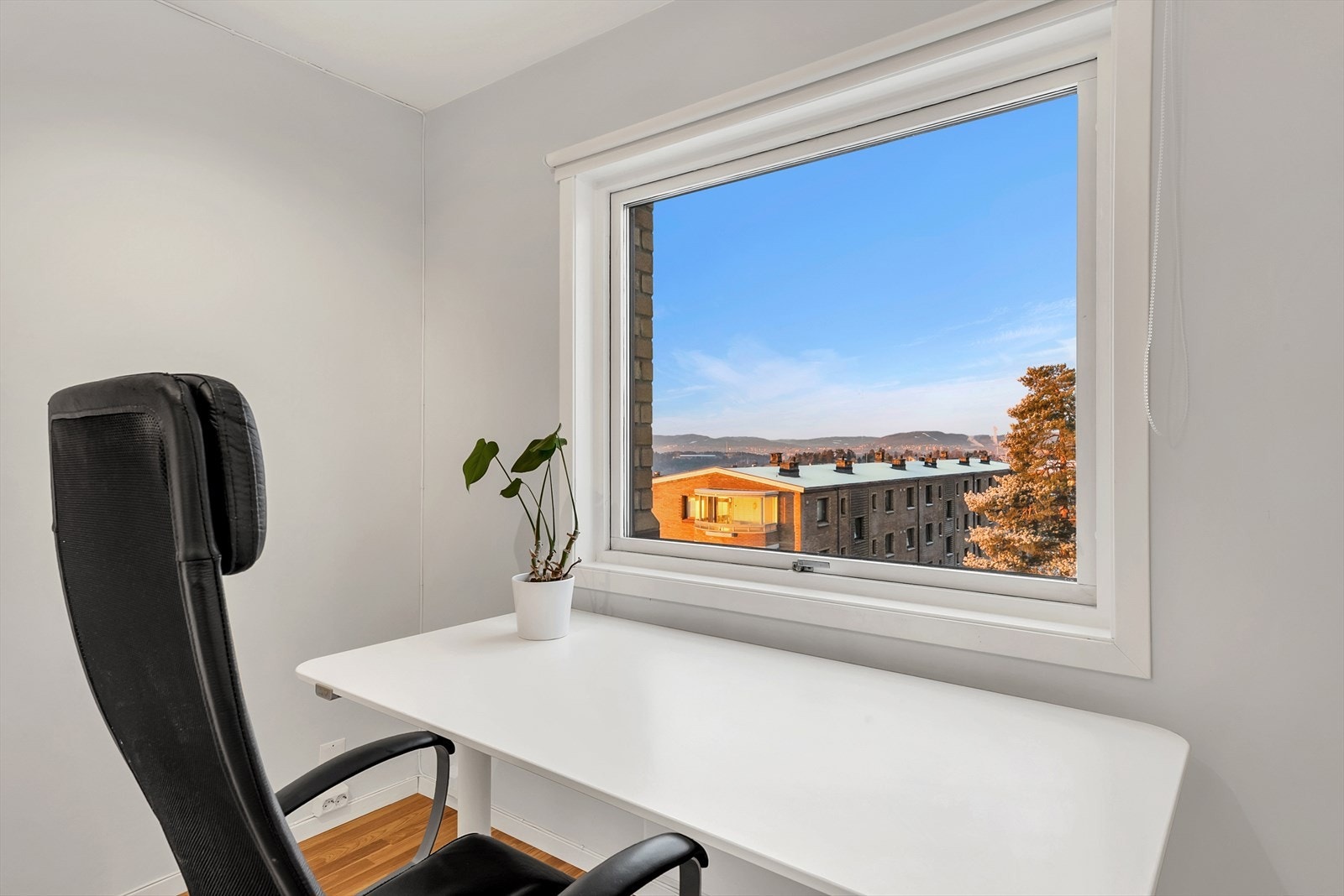 Soverom 2 med laminat på gulv, tapet på vegger og malt tak. Det er montert et garderobeskap. Galleribilde