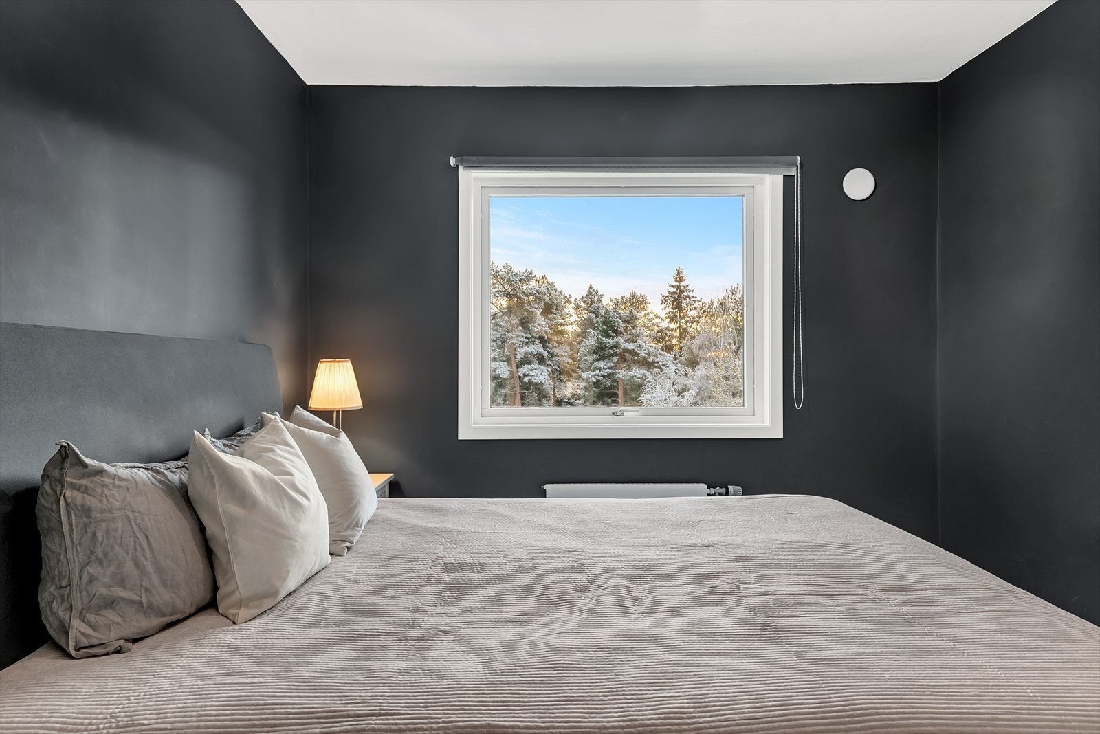 Soverom 1 med laminat på gulv, tapet på vegger og malt tak. Det er montert et originalt plassbygd garderobeskap. Galleribilde