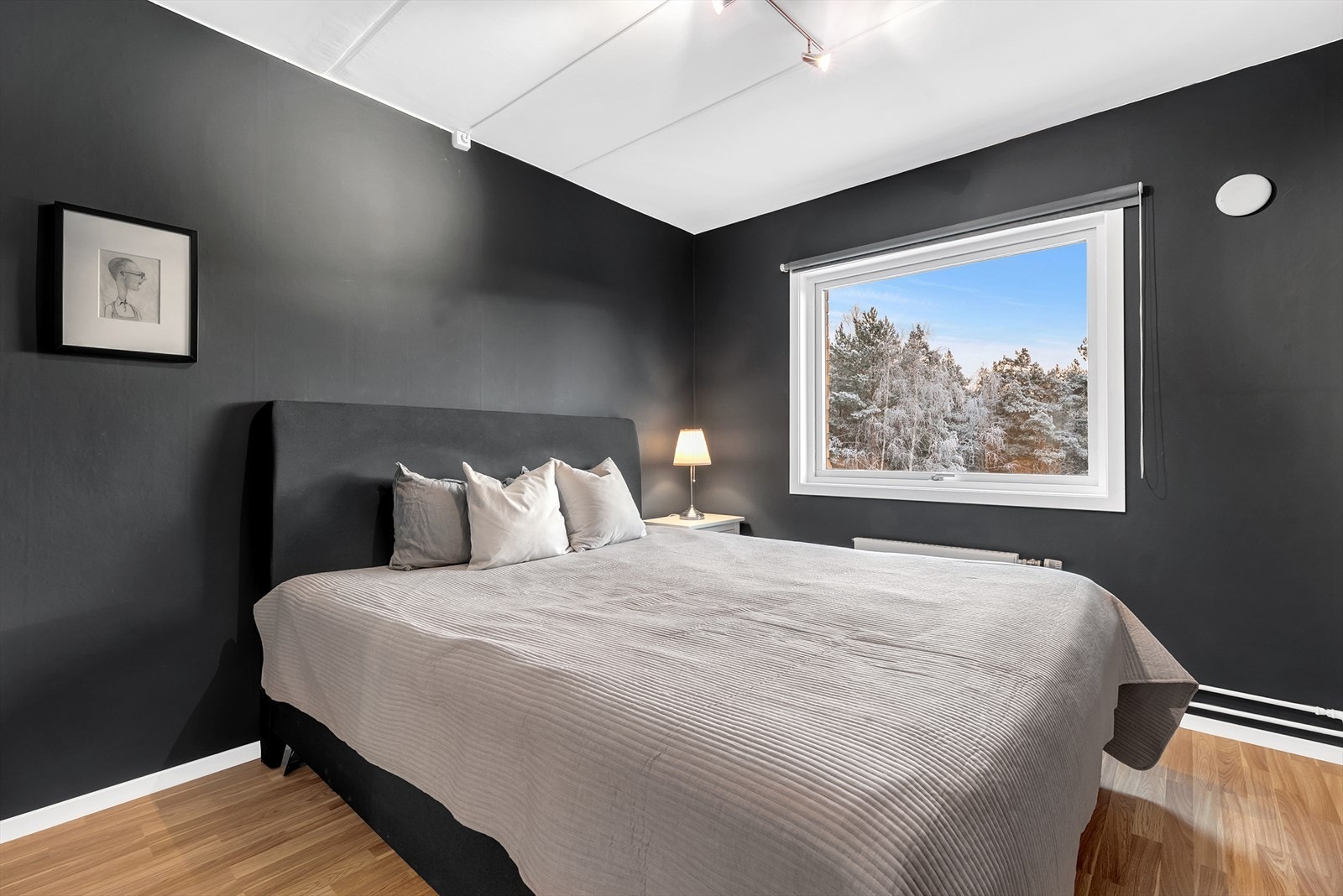 Soverom 1 med laminat på gulv, tapet på vegger og malt tak. Det er montert et originalt plassbygd garderobeskap. Galleribilde