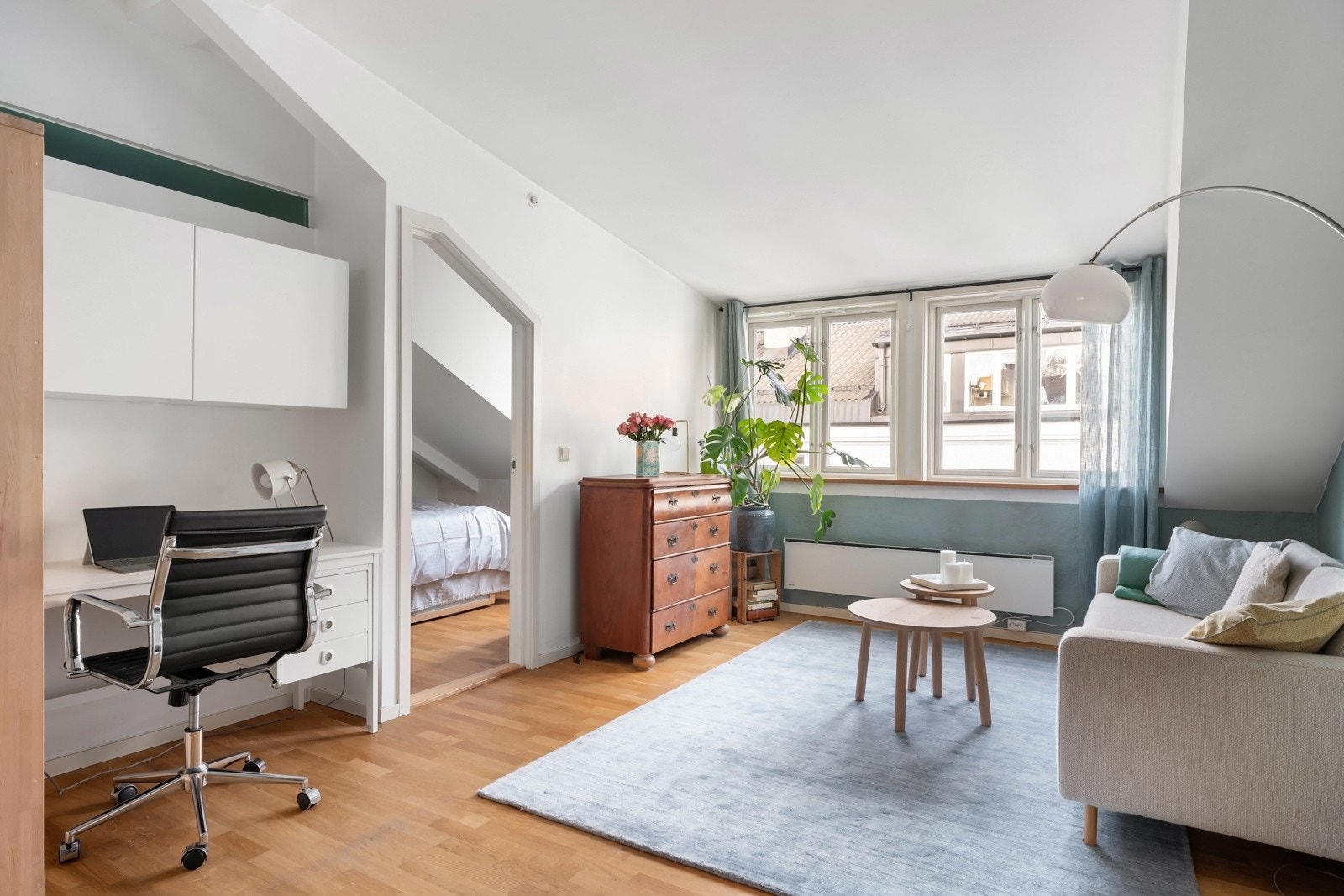 Fra stuen er det adkomst til boligens ene soverom. Galleribilde