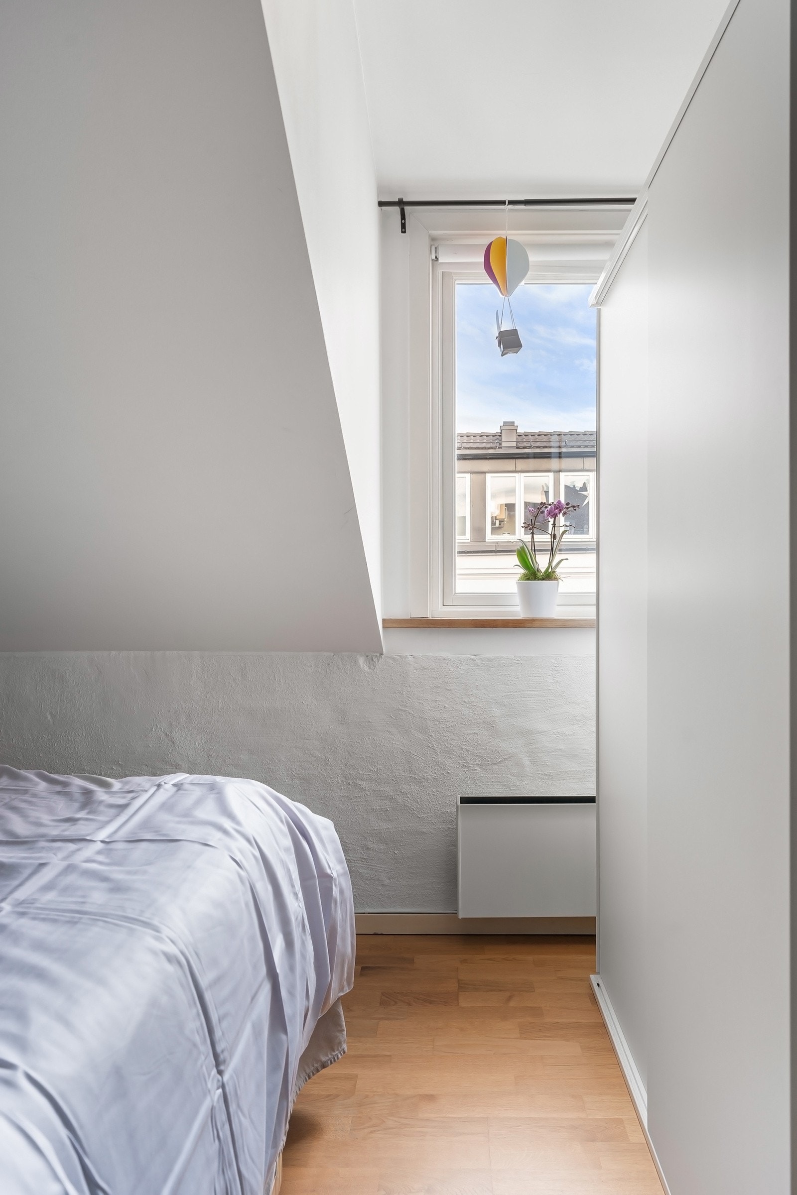 Garderobeskapsrekke for oppbevaring på soverommet. Galleribilde