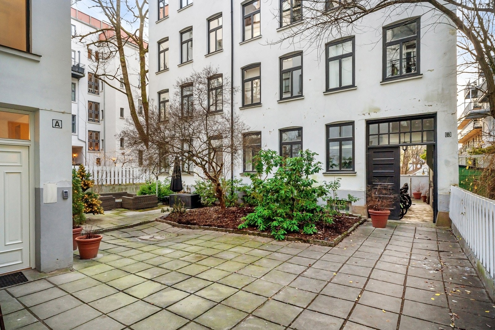 Pent opparbeidede fellesarealer i indre gård. Galleribilde