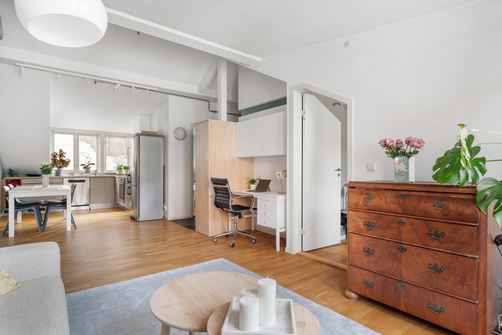 Leiligheten har gjennomgående bruk av samme parkett i alle rom. Galleribilde