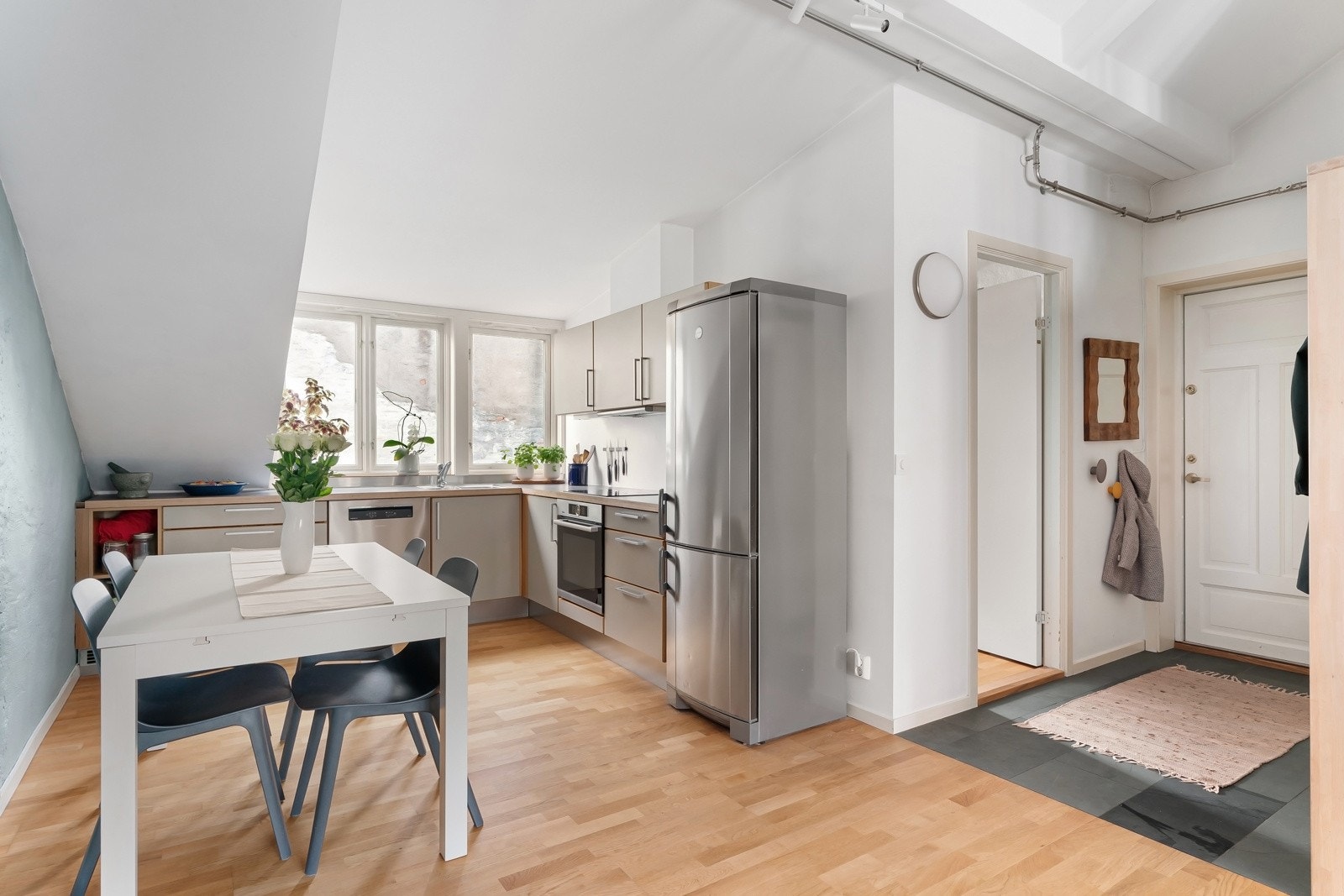 God plass til spisebordsgruppe som danner et naturlig skille mellom kjøkken- og stuedel. Galleribilde