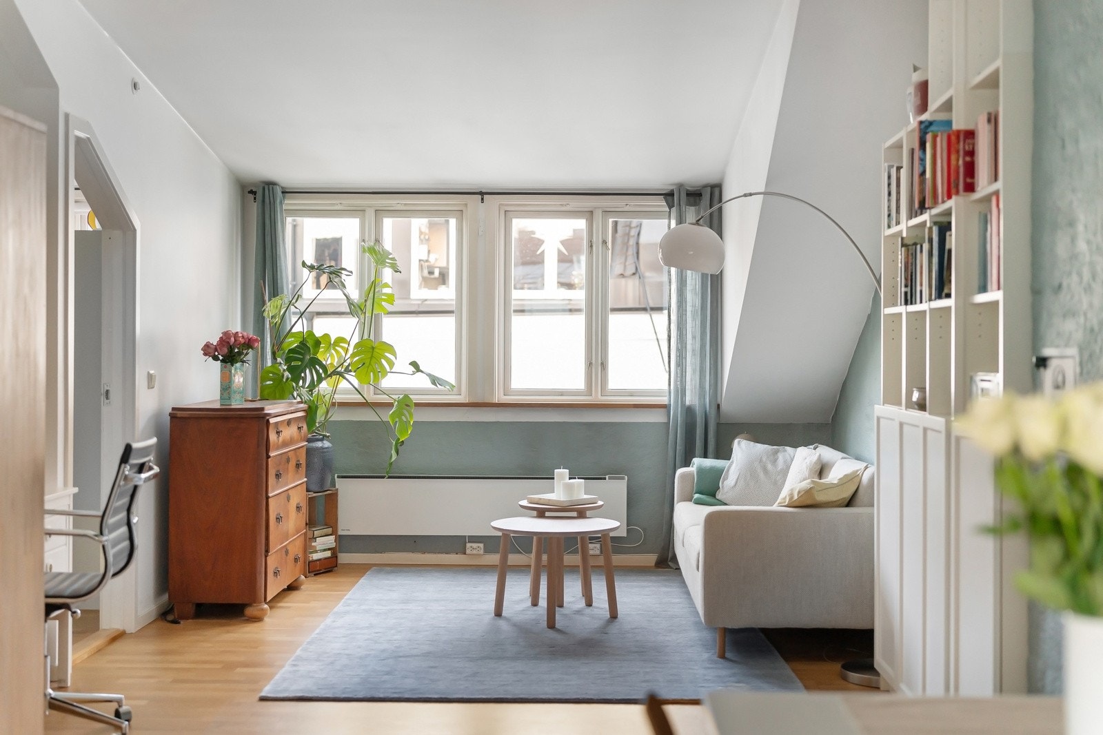 Leiligheten har store vindusflater med 2-lags isolerglass fra to himmelretninger. Galleribilde